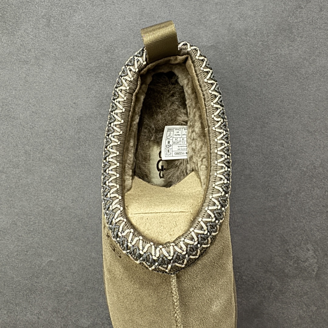 图片[7]-【SP顶级版】UGG TAZZ 低帮厚底秋冬羊毛一体雪地靴 W/1122553 原代工厂隆丰A级真羊毛皮一体完全遵循正平正品，精选A级羊皮毛一体材质，内里毛绒如云朵般包裹双脚，白带恒温属性一寒锁温抗冻，股季透气排湿，让双脚时刻处于干爽舒适的状态，轻量化设计搭配柔韧鞋底，每一步都似踩在软垫上，再加上贴合足型的弧度与足跟支撑，无论是居家休憩,外出通勤还是日常跑腿，全天行走也无负担。 从经典高筒靴到简约拖鞋，从基础中性色到潮流设计，既能与牛仔裤、卫衣打造随性日常，也能搭配裙子、男女同款更能轻松适配情侣穿搭。 优质羊皮毛天生耐磨损，搭配扎实工艺与防水科技加持，能抵御日常磨损与雨雪侵袭。一双穿数年仍能保持柔软质感💪🏻 尺码：35-41-选品中心