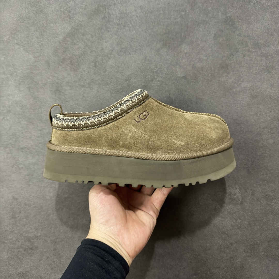 【SP顶级版】UGG TAZZ 低帮厚底秋冬羊毛一体雪地靴 W/1122553 原代工厂隆丰A级真羊毛皮一体完全遵循正平正品,精选A级羊皮毛一体材质,内里毛绒如云朵般包裹双脚,白带恒温属性一寒锁温抗冻,股季透气排湿,让双脚时刻处于干爽舒适的状态,轻量化设计搭配柔韧鞋底,每一步都似踩在软垫上,再加上贴合足型的弧度与足跟支撑,无论是居家休憩,外出通勤还是日常跑腿,全天行走也无负担。 从经典高筒靴到简约拖鞋,从基础中性色到潮流设计,既能与牛仔裤、卫衣打造随性日常,也能搭配裙子、男女同款更能轻松适配情侣穿搭。 优质羊皮毛天生耐磨损,搭配扎实工艺与防水科技加持,能抵御日常磨损与雨雪侵袭。一双穿数年仍能保持柔软质感💪🏻 尺码:35-41-选品中心
