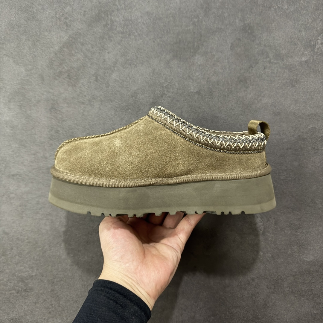 图片[2]-【SP顶级版】UGG TAZZ 低帮厚底秋冬羊毛一体雪地靴 W/1122553 原代工厂隆丰A级真羊毛皮一体完全遵循正平正品，精选A级羊皮毛一体材质，内里毛绒如云朵般包裹双脚，白带恒温属性一寒锁温抗冻，股季透气排湿，让双脚时刻处于干爽舒适的状态，轻量化设计搭配柔韧鞋底，每一步都似踩在软垫上，再加上贴合足型的弧度与足跟支撑，无论是居家休憩,外出通勤还是日常跑腿，全天行走也无负担。 从经典高筒靴到简约拖鞋，从基础中性色到潮流设计，既能与牛仔裤、卫衣打造随性日常，也能搭配裙子、男女同款更能轻松适配情侣穿搭。 优质羊皮毛天生耐磨损，搭配扎实工艺与防水科技加持，能抵御日常磨损与雨雪侵袭。一双穿数年仍能保持柔软质感💪🏻 尺码：35-41-选品中心