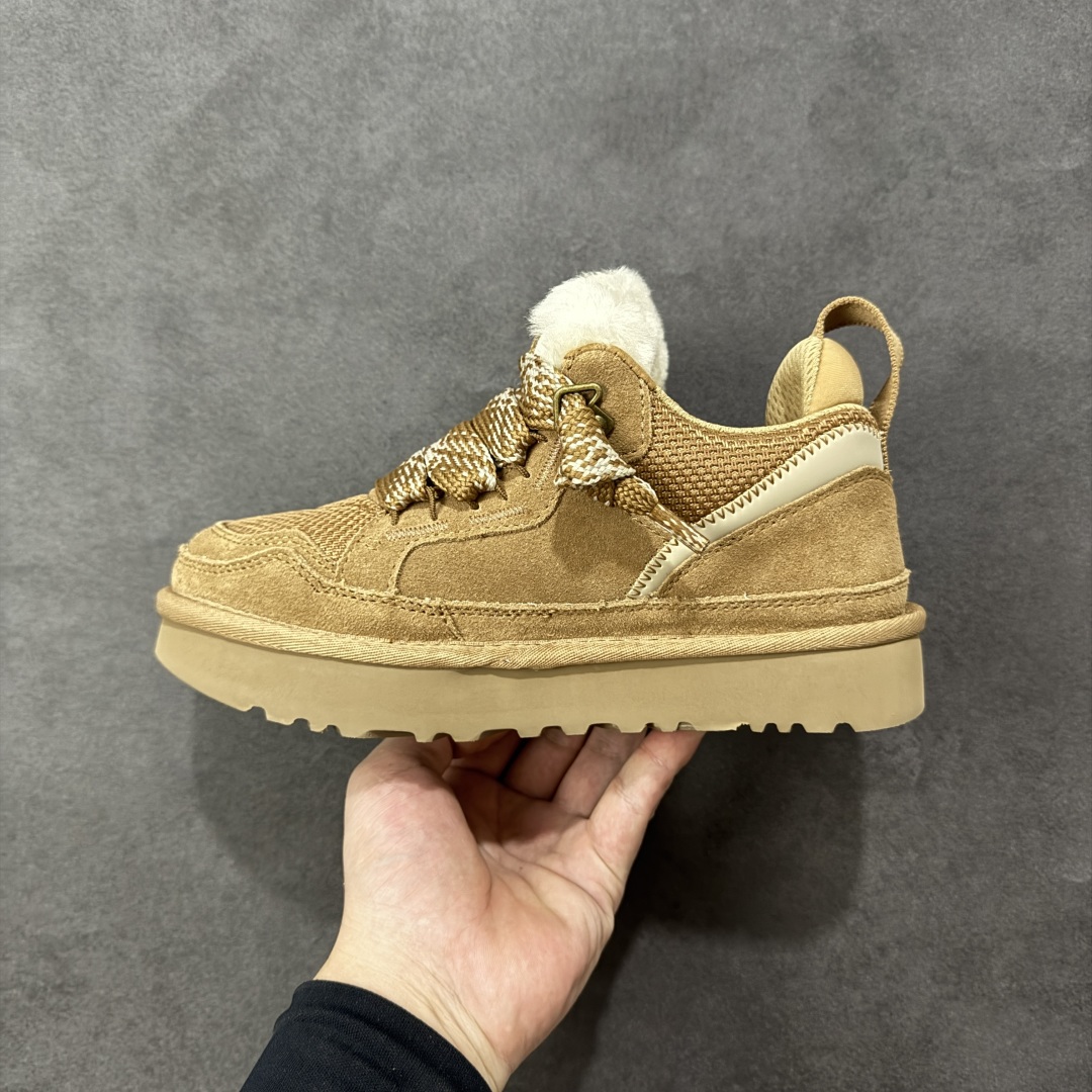 图片[2]-【SP顶级版】UGG MINI 秋冬羊毛一体雪地靴 W/1144032 原代工厂隆丰A级真羊毛皮一体完全遵循正平正品，精选A级羊皮毛一体材质，内里毛绒如云朵般包裹双脚，白带恒温属性一寒锁温抗冻，股季透气排湿，让双脚时刻处于干爽舒适的状态，轻量化设计搭配柔韧鞋底，每一步都似踩在软垫上，再加上贴合足型的弧度与足跟支撑，无论是居家休憩,外出通勤还是日常跑腿，全天行走也无负担。 从经典高筒靴到简约拖鞋，从基础中性色到潮流设计，既能与牛仔裤、卫衣打造随性日常，也能搭配裙子、男女同款更能轻松适配情侣穿搭。 优质羊皮毛天生耐磨损，搭配扎实工艺与防水科技加持，能抵御日常磨损与雨雪侵袭。一双穿数年仍能保持柔软质感💪🏻 尺码：35-40-选品中心