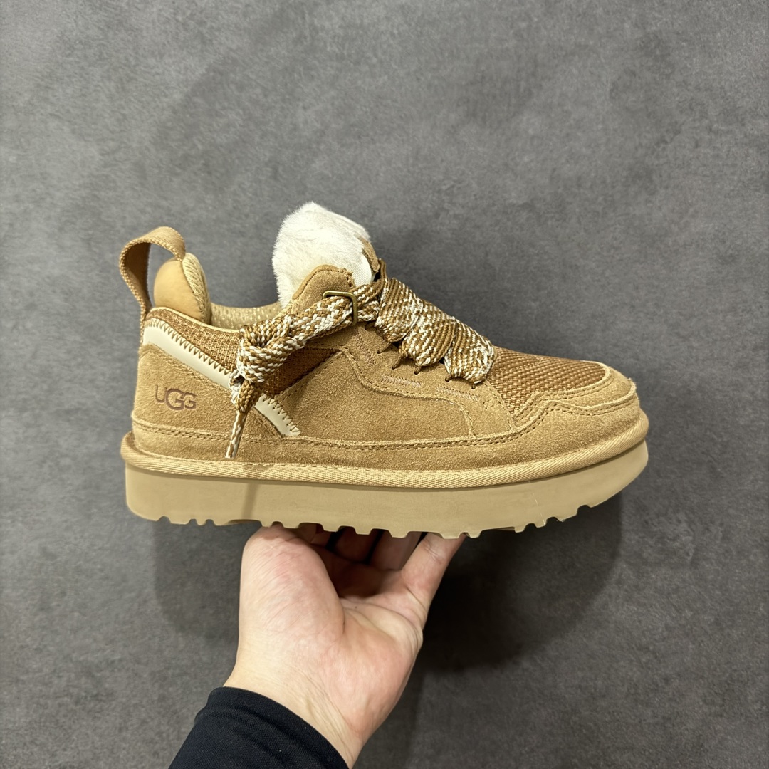 【SP顶级版】UGG MINI 秋冬羊毛一体雪地靴 W/1144032 原代工厂隆丰A级真羊毛皮一体完全遵循正平正品,精选A级羊皮毛一体材质,内里毛绒如云朵般包裹双脚,白带恒温属性一寒锁温抗冻,股季透气排湿,让双脚时刻处于干爽舒适的状态,轻量化设计搭配柔韧鞋底,每一步都似踩在软垫上,再加上贴合足型的弧度与足跟支撑,无论是居家休憩,外出通勤还是日常跑腿,全天行走也无负担。 从经典高筒靴到简约拖鞋,从基础中性色到潮流设计,既能与牛仔裤、卫衣打造随性日常,也能搭配裙子、男女同款更能轻松适配情侣穿搭。 优质羊皮毛天生耐磨损,搭配扎实工艺与防水科技加持,能抵御日常磨损与雨雪侵袭。一双穿数年仍能保持柔软质感💪🏻 尺码:35-40-选品中心