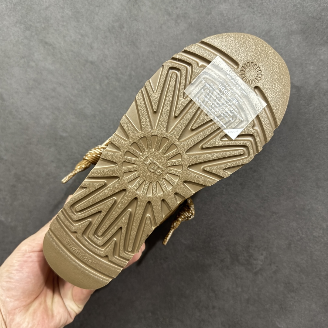 图片[9]-【SP顶级版】UGG MINI 秋冬羊毛一体雪地靴 W/1144032 原代工厂隆丰A级真羊毛皮一体完全遵循正平正品，精选A级羊皮毛一体材质，内里毛绒如云朵般包裹双脚，白带恒温属性一寒锁温抗冻，股季透气排湿，让双脚时刻处于干爽舒适的状态，轻量化设计搭配柔韧鞋底，每一步都似踩在软垫上，再加上贴合足型的弧度与足跟支撑，无论是居家休憩,外出通勤还是日常跑腿，全天行走也无负担。 从经典高筒靴到简约拖鞋，从基础中性色到潮流设计，既能与牛仔裤、卫衣打造随性日常，也能搭配裙子、男女同款更能轻松适配情侣穿搭。 优质羊皮毛天生耐磨损，搭配扎实工艺与防水科技加持，能抵御日常磨损与雨雪侵袭。一双穿数年仍能保持柔软质感💪🏻 尺码：35-40-选品中心