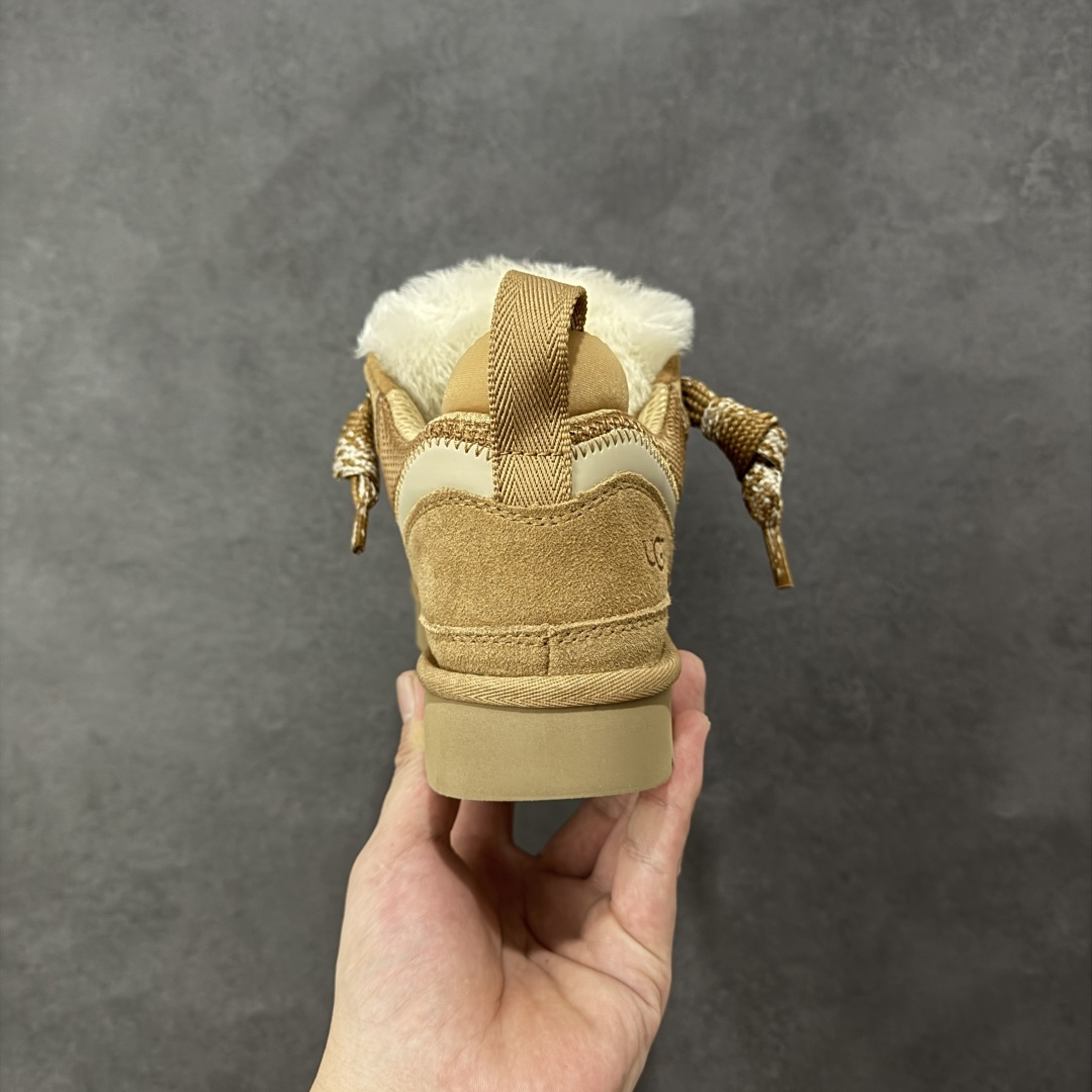 图片[4]-【SP顶级版】UGG MINI 秋冬羊毛一体雪地靴 W/1144032 原代工厂隆丰A级真羊毛皮一体完全遵循正平正品，精选A级羊皮毛一体材质，内里毛绒如云朵般包裹双脚，白带恒温属性一寒锁温抗冻，股季透气排湿，让双脚时刻处于干爽舒适的状态，轻量化设计搭配柔韧鞋底，每一步都似踩在软垫上，再加上贴合足型的弧度与足跟支撑，无论是居家休憩,外出通勤还是日常跑腿，全天行走也无负担。 从经典高筒靴到简约拖鞋，从基础中性色到潮流设计，既能与牛仔裤、卫衣打造随性日常，也能搭配裙子、男女同款更能轻松适配情侣穿搭。 优质羊皮毛天生耐磨损，搭配扎实工艺与防水科技加持，能抵御日常磨损与雨雪侵袭。一双穿数年仍能保持柔软质感💪🏻 尺码：35-40-选品中心