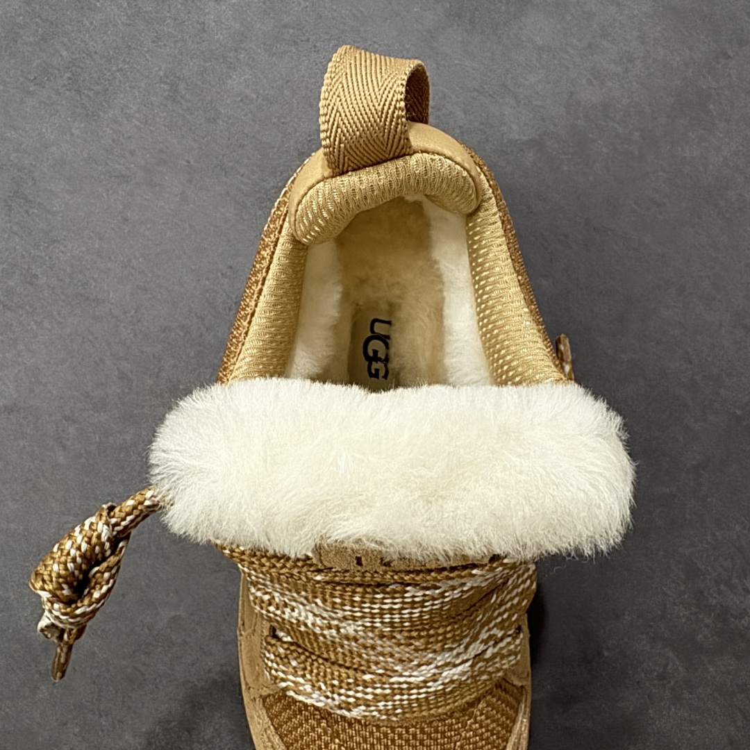 图片[7]-【SP顶级版】UGG MINI 秋冬羊毛一体雪地靴 W/1144032 原代工厂隆丰A级真羊毛皮一体完全遵循正平正品，精选A级羊皮毛一体材质，内里毛绒如云朵般包裹双脚，白带恒温属性一寒锁温抗冻，股季透气排湿，让双脚时刻处于干爽舒适的状态，轻量化设计搭配柔韧鞋底，每一步都似踩在软垫上，再加上贴合足型的弧度与足跟支撑，无论是居家休憩,外出通勤还是日常跑腿，全天行走也无负担。 从经典高筒靴到简约拖鞋，从基础中性色到潮流设计，既能与牛仔裤、卫衣打造随性日常，也能搭配裙子、男女同款更能轻松适配情侣穿搭。 优质羊皮毛天生耐磨损，搭配扎实工艺与防水科技加持，能抵御日常磨损与雨雪侵袭。一双穿数年仍能保持柔软质感💪🏻 尺码：35-40-选品中心