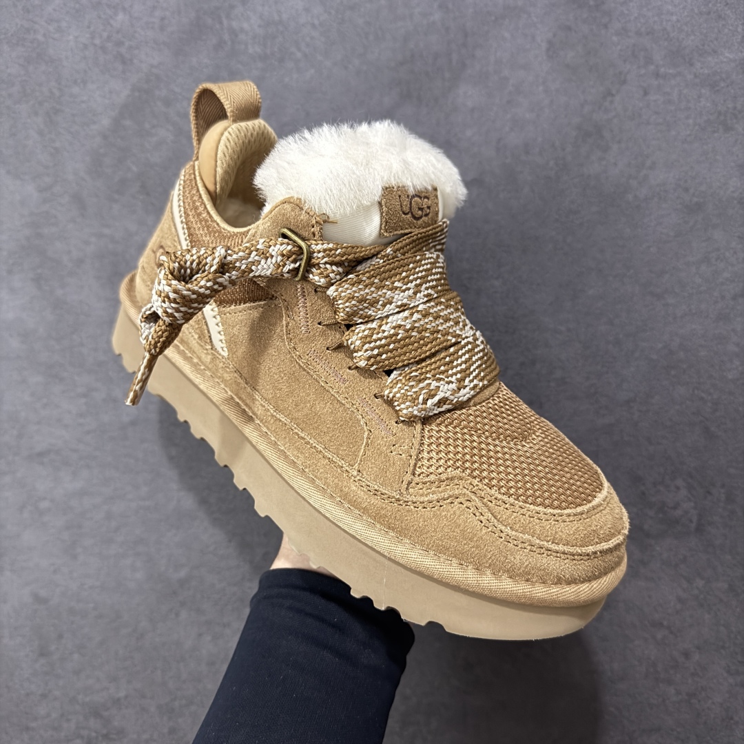 图片[3]-【SP顶级版】UGG MINI 秋冬羊毛一体雪地靴 W/1144032 原代工厂隆丰A级真羊毛皮一体完全遵循正平正品，精选A级羊皮毛一体材质，内里毛绒如云朵般包裹双脚，白带恒温属性一寒锁温抗冻，股季透气排湿，让双脚时刻处于干爽舒适的状态，轻量化设计搭配柔韧鞋底，每一步都似踩在软垫上，再加上贴合足型的弧度与足跟支撑，无论是居家休憩,外出通勤还是日常跑腿，全天行走也无负担。 从经典高筒靴到简约拖鞋，从基础中性色到潮流设计，既能与牛仔裤、卫衣打造随性日常，也能搭配裙子、男女同款更能轻松适配情侣穿搭。 优质羊皮毛天生耐磨损，搭配扎实工艺与防水科技加持，能抵御日常磨损与雨雪侵袭。一双穿数年仍能保持柔软质感💪🏻 尺码：35-40-选品中心
