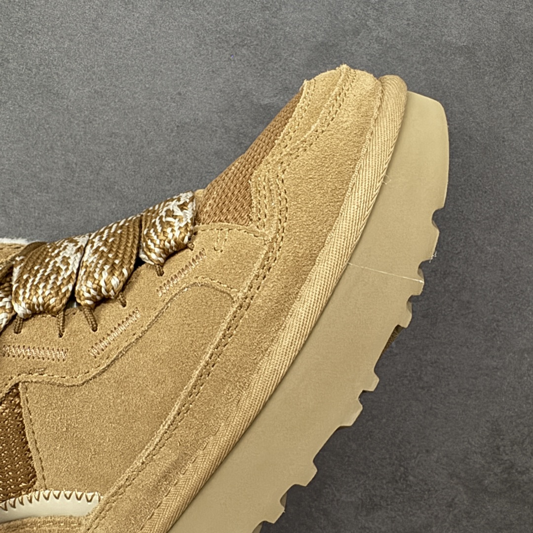 图片[5]-【SP顶级版】UGG MINI 秋冬羊毛一体雪地靴 W/1144032 原代工厂隆丰A级真羊毛皮一体完全遵循正平正品，精选A级羊皮毛一体材质，内里毛绒如云朵般包裹双脚，白带恒温属性一寒锁温抗冻，股季透气排湿，让双脚时刻处于干爽舒适的状态，轻量化设计搭配柔韧鞋底，每一步都似踩在软垫上，再加上贴合足型的弧度与足跟支撑，无论是居家休憩,外出通勤还是日常跑腿，全天行走也无负担。 从经典高筒靴到简约拖鞋，从基础中性色到潮流设计，既能与牛仔裤、卫衣打造随性日常，也能搭配裙子、男女同款更能轻松适配情侣穿搭。 优质羊皮毛天生耐磨损，搭配扎实工艺与防水科技加持，能抵御日常磨损与雨雪侵袭。一双穿数年仍能保持柔软质感💪🏻 尺码：35-40-选品中心