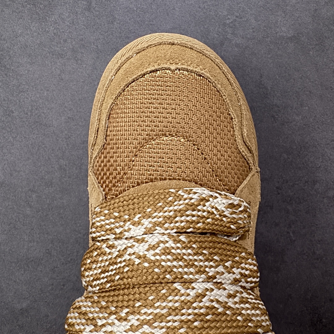 图片[8]-【SP顶级版】UGG MINI 秋冬羊毛一体雪地靴 W/1144032 原代工厂隆丰A级真羊毛皮一体完全遵循正平正品，精选A级羊皮毛一体材质，内里毛绒如云朵般包裹双脚，白带恒温属性一寒锁温抗冻，股季透气排湿，让双脚时刻处于干爽舒适的状态，轻量化设计搭配柔韧鞋底，每一步都似踩在软垫上，再加上贴合足型的弧度与足跟支撑，无论是居家休憩,外出通勤还是日常跑腿，全天行走也无负担。 从经典高筒靴到简约拖鞋，从基础中性色到潮流设计，既能与牛仔裤、卫衣打造随性日常，也能搭配裙子、男女同款更能轻松适配情侣穿搭。 优质羊皮毛天生耐磨损，搭配扎实工艺与防水科技加持，能抵御日常磨损与雨雪侵袭。一双穿数年仍能保持柔软质感💪🏻 尺码：35-40-选品中心