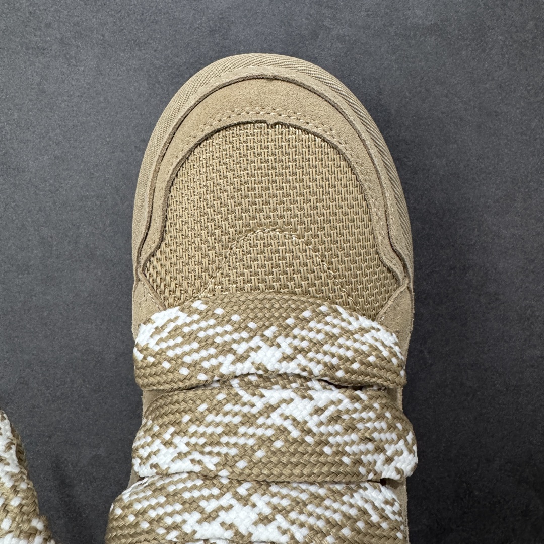 图片[8]-【SP顶级版】UGG MINI 秋冬羊毛一体雪地靴 W/1144032 原代工厂隆丰A级真羊毛皮一体完全遵循正平正品，精选A级羊皮毛一体材质，内里毛绒如云朵般包裹双脚，白带恒温属性一寒锁温抗冻，股季透气排湿，让双脚时刻处于干爽舒适的状态，轻量化设计搭配柔韧鞋底，每一步都似踩在软垫上，再加上贴合足型的弧度与足跟支撑，无论是居家休憩,外出通勤还是日常跑腿，全天行走也无负担。 从经典高筒靴到简约拖鞋，从基础中性色到潮流设计，既能与牛仔裤、卫衣打造随性日常，也能搭配裙子、男女同款更能轻松适配情侣穿搭。 优质羊皮毛天生耐磨损，搭配扎实工艺与防水科技加持，能抵御日常磨损与雨雪侵袭。一双穿数年仍能保持柔软质感💪🏻 尺码：35-40-选品中心