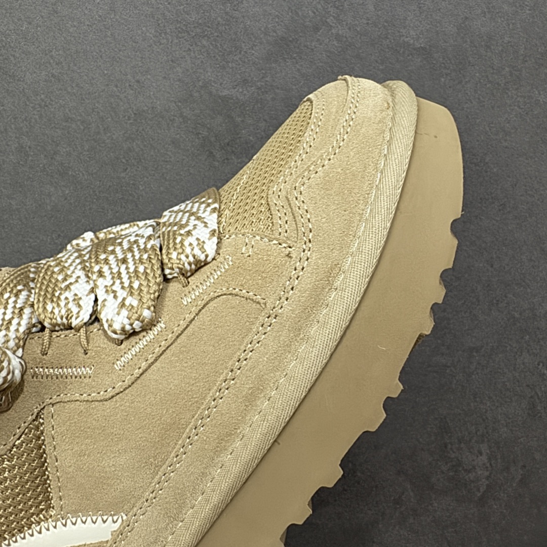 图片[5]-【SP顶级版】UGG MINI 秋冬羊毛一体雪地靴 W/1144032 原代工厂隆丰A级真羊毛皮一体完全遵循正平正品，精选A级羊皮毛一体材质，内里毛绒如云朵般包裹双脚，白带恒温属性一寒锁温抗冻，股季透气排湿，让双脚时刻处于干爽舒适的状态，轻量化设计搭配柔韧鞋底，每一步都似踩在软垫上，再加上贴合足型的弧度与足跟支撑，无论是居家休憩,外出通勤还是日常跑腿，全天行走也无负担。 从经典高筒靴到简约拖鞋，从基础中性色到潮流设计，既能与牛仔裤、卫衣打造随性日常，也能搭配裙子、男女同款更能轻松适配情侣穿搭。 优质羊皮毛天生耐磨损，搭配扎实工艺与防水科技加持，能抵御日常磨损与雨雪侵袭。一双穿数年仍能保持柔软质感💪🏻 尺码：35-40-选品中心