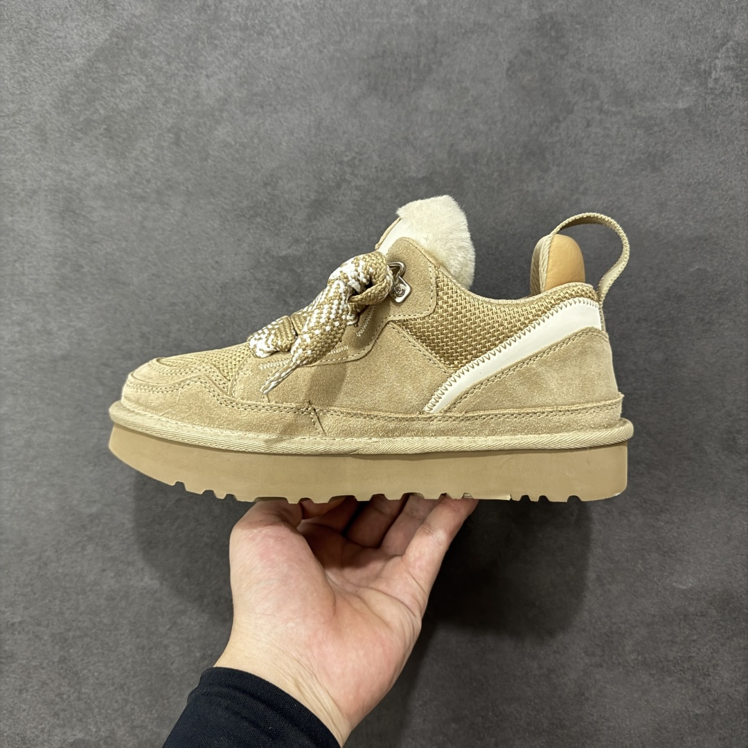 图片[2]-【SP顶级版】UGG MINI 秋冬羊毛一体雪地靴 W/1144032 原代工厂隆丰A级真羊毛皮一体完全遵循正平正品，精选A级羊皮毛一体材质，内里毛绒如云朵般包裹双脚，白带恒温属性一寒锁温抗冻，股季透气排湿，让双脚时刻处于干爽舒适的状态，轻量化设计搭配柔韧鞋底，每一步都似踩在软垫上，再加上贴合足型的弧度与足跟支撑，无论是居家休憩,外出通勤还是日常跑腿，全天行走也无负担。 从经典高筒靴到简约拖鞋，从基础中性色到潮流设计，既能与牛仔裤、卫衣打造随性日常，也能搭配裙子、男女同款更能轻松适配情侣穿搭。 优质羊皮毛天生耐磨损，搭配扎实工艺与防水科技加持，能抵御日常磨损与雨雪侵袭。一双穿数年仍能保持柔软质感💪🏻 尺码：35-40-选品中心