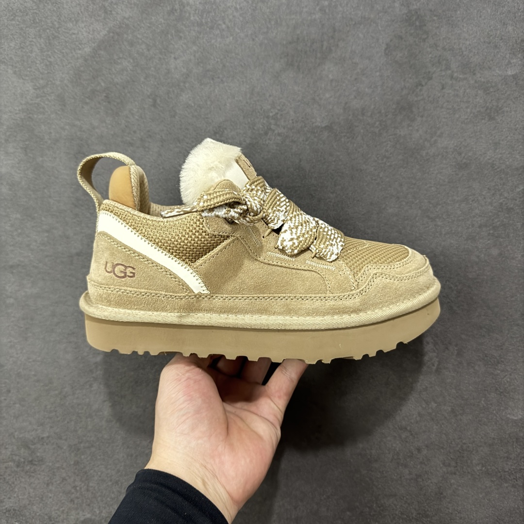 【SP顶级版】UGG MINI 秋冬羊毛一体雪地靴 W/1144032 原代工厂隆丰A级真羊毛皮一体完全遵循正平正品,精选A级羊皮毛一体材质,内里毛绒如云朵般包裹双脚,白带恒温属性一寒锁温抗冻,股季透气排湿,让双脚时刻处于干爽舒适的状态,轻量化设计搭配柔韧鞋底,每一步都似踩在软垫上,再加上贴合足型的弧度与足跟支撑,无论是居家休憩,外出通勤还是日常跑腿,全天行走也无负担。 从经典高筒靴到简约拖鞋,从基础中性色到潮流设计,既能与牛仔裤、卫衣打造随性日常,也能搭配裙子、男女同款更能轻松适配情侣穿搭。 优质羊皮毛天生耐磨损,搭配扎实工艺与防水科技加持,能抵御日常磨损与雨雪侵袭。一双穿数年仍能保持柔软质感💪🏻 尺码:35-40-选品中心