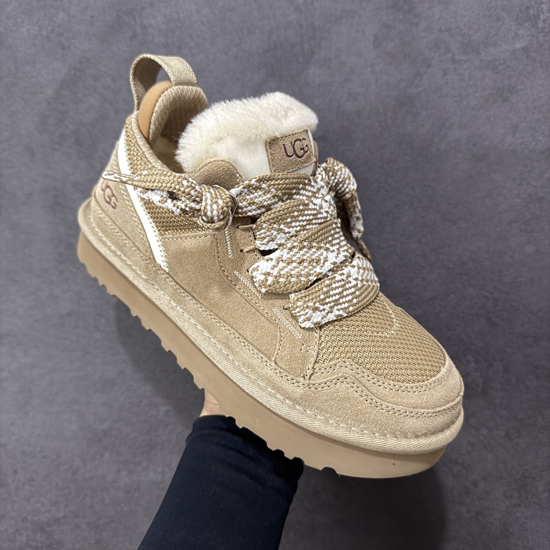 图片[3]-【SP顶级版】UGG MINI 秋冬羊毛一体雪地靴 W/1144032 原代工厂隆丰A级真羊毛皮一体完全遵循正平正品，精选A级羊皮毛一体材质，内里毛绒如云朵般包裹双脚，白带恒温属性一寒锁温抗冻，股季透气排湿，让双脚时刻处于干爽舒适的状态，轻量化设计搭配柔韧鞋底，每一步都似踩在软垫上，再加上贴合足型的弧度与足跟支撑，无论是居家休憩,外出通勤还是日常跑腿，全天行走也无负担。 从经典高筒靴到简约拖鞋，从基础中性色到潮流设计，既能与牛仔裤、卫衣打造随性日常，也能搭配裙子、男女同款更能轻松适配情侣穿搭。 优质羊皮毛天生耐磨损，搭配扎实工艺与防水科技加持，能抵御日常磨损与雨雪侵袭。一双穿数年仍能保持柔软质感💪🏻 尺码：35-40-选品中心