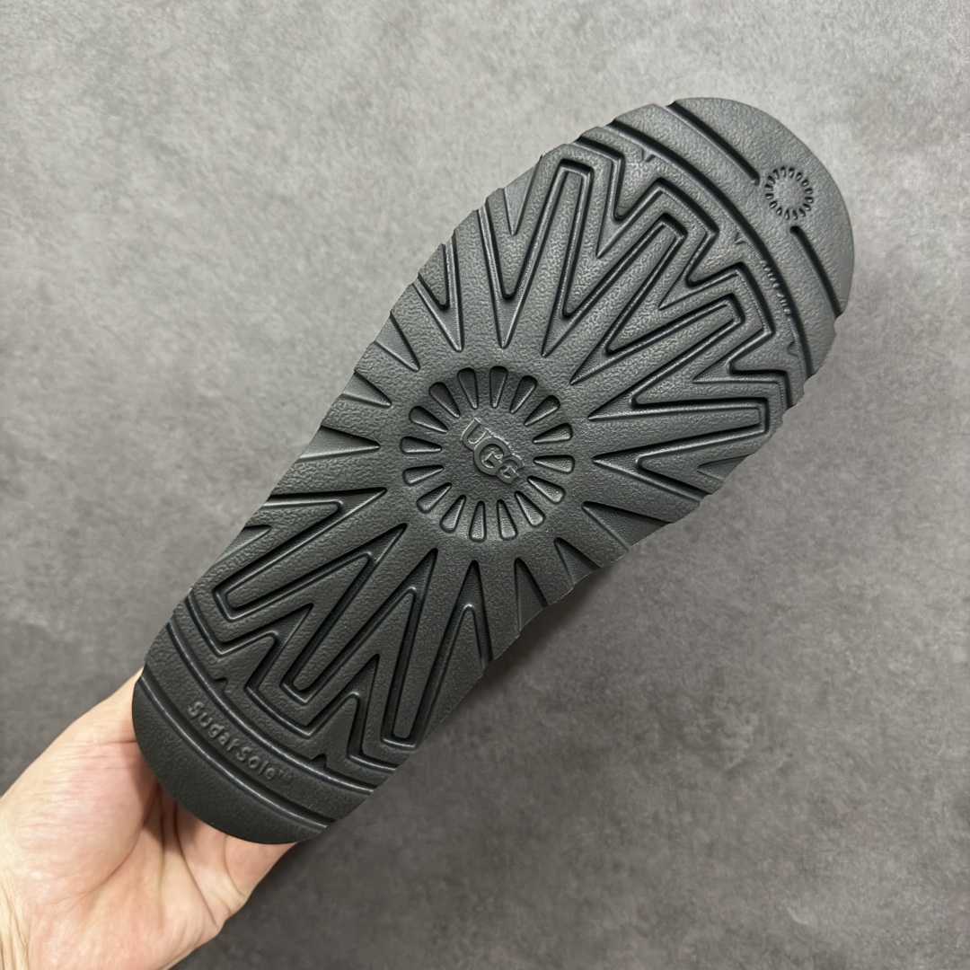 图片[9]-【SP顶级版】UGG TASMAN 秋冬羊毛一体雪地靴 W/1163095 原代工厂隆丰A级真羊毛皮一体完全遵循正平正品，精选A级羊皮毛一体材质，内里毛绒如云朵般包裹双脚，白带恒温属性一寒锁温抗冻，股季透气排湿，让双脚时刻处于干爽舒适的状态，轻量化设计搭配柔韧鞋底，每一步都似踩在软垫上，再加上贴合足型的弧度与足跟支撑，无论是居家休憩,外出通勤还是日常跑腿，全天行走也无负担。 从经典高筒靴到简约拖鞋，从基础中性色到潮流设计，既能与牛仔裤、卫衣打造随性日常，也能搭配裙子、男女同款更能轻松适配情侣穿搭。 优质羊皮毛天生耐磨损，搭配扎实工艺与防水科技加持，能抵御日常磨损与雨雪侵袭。一双穿数年仍能保持柔软质感💪🏻 尺码：39-45-选品中心