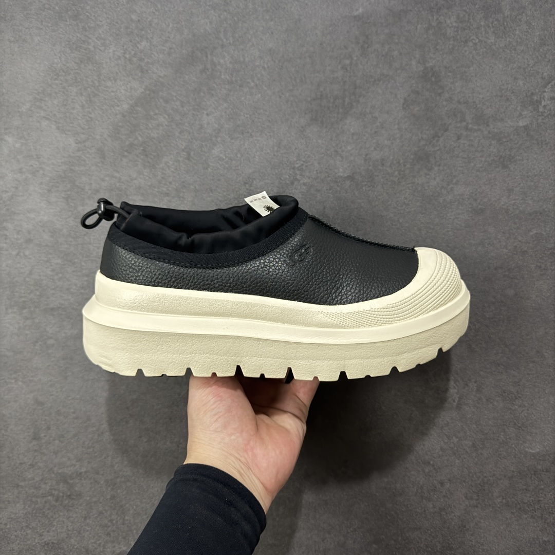 【SP顶级版】UGG MINI 2 秋冬羊毛一体雪地靴 W/1158351 原代工厂隆丰A级真羊毛皮一体完全遵循正平正品,精选A级羊皮毛一体材质,内里毛绒如云朵般包裹双脚,白带恒温属性一寒锁温抗冻,股季透气排湿,让双脚时刻处于干爽舒适的状态,轻量化设计搭配柔韧鞋底,每一步都似踩在软垫上,再加上贴合足型的弧度与足跟支撑,无论是居家休憩,外出通勤还是日常跑腿,全天行走也无负担。 从经典高筒靴到简约拖鞋,从基础中性色到潮流设计,既能与牛仔裤、卫衣打造随性日常,也能搭配裙子、男女同款更能轻松适配情侣穿搭。 优质羊皮毛天生耐磨损,搭配扎实工艺与防水科技加持,能抵御日常磨损与雨雪侵袭。一双穿数年仍能保持柔软质感💪🏻 尺码:35-45-选品中心