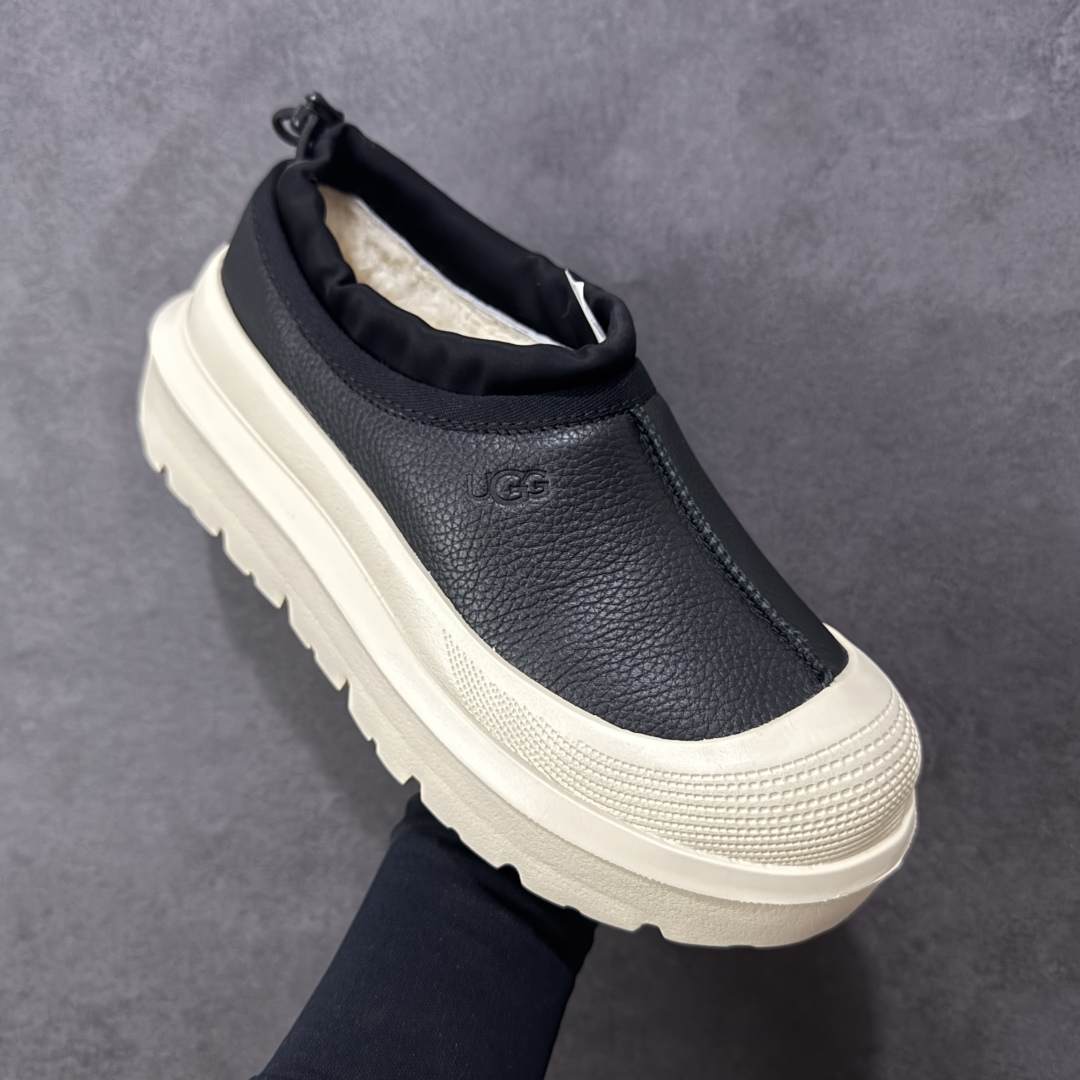 图片[3]-【SP顶级版】UGG MINI 2 秋冬羊毛一体雪地靴 W/1158351 原代工厂隆丰A级真羊毛皮一体完全遵循正平正品，精选A级羊皮毛一体材质，内里毛绒如云朵般包裹双脚，白带恒温属性一寒锁温抗冻，股季透气排湿，让双脚时刻处于干爽舒适的状态，轻量化设计搭配柔韧鞋底，每一步都似踩在软垫上，再加上贴合足型的弧度与足跟支撑，无论是居家休憩,外出通勤还是日常跑腿，全天行走也无负担。 从经典高筒靴到简约拖鞋，从基础中性色到潮流设计，既能与牛仔裤、卫衣打造随性日常，也能搭配裙子、男女同款更能轻松适配情侣穿搭。 优质羊皮毛天生耐磨损，搭配扎实工艺与防水科技加持，能抵御日常磨损与雨雪侵袭。一双穿数年仍能保持柔软质感💪🏻 尺码：35-45-选品中心