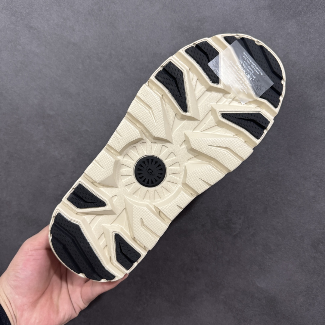 图片[9]-【SP顶级版】UGG MINI 2 秋冬羊毛一体雪地靴 W/1158351 原代工厂隆丰A级真羊毛皮一体完全遵循正平正品，精选A级羊皮毛一体材质，内里毛绒如云朵般包裹双脚，白带恒温属性一寒锁温抗冻，股季透气排湿，让双脚时刻处于干爽舒适的状态，轻量化设计搭配柔韧鞋底，每一步都似踩在软垫上，再加上贴合足型的弧度与足跟支撑，无论是居家休憩,外出通勤还是日常跑腿，全天行走也无负担。 从经典高筒靴到简约拖鞋，从基础中性色到潮流设计，既能与牛仔裤、卫衣打造随性日常，也能搭配裙子、男女同款更能轻松适配情侣穿搭。 优质羊皮毛天生耐磨损，搭配扎实工艺与防水科技加持，能抵御日常磨损与雨雪侵袭。一双穿数年仍能保持柔软质感💪🏻 尺码：35-45-选品中心