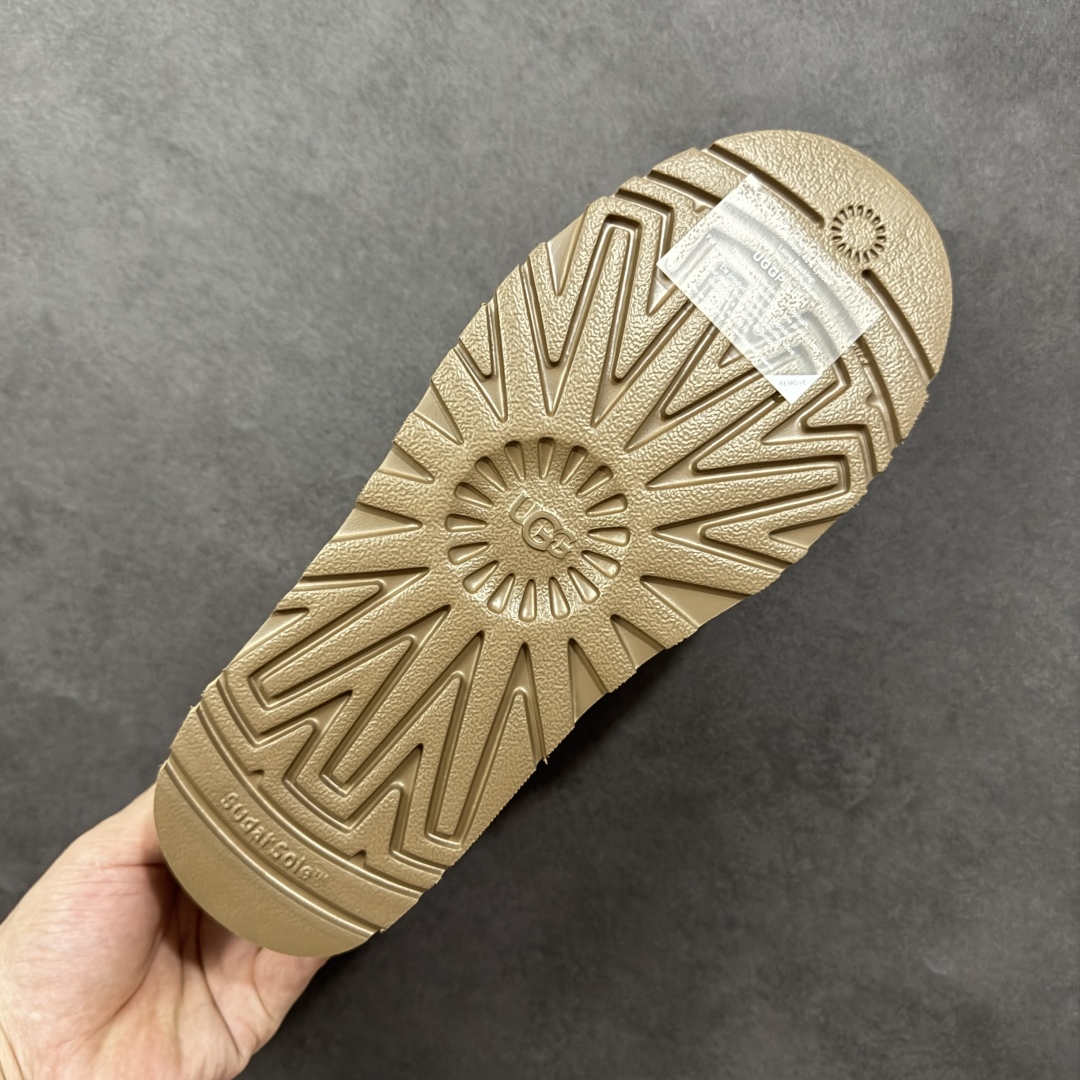 图片[9]-【SP顶级版】UGG TASMAN 秋冬羊毛一体雪地靴 W/1163095 原代工厂隆丰A级真羊毛皮一体完全遵循正平正品，精选A级羊皮毛一体材质，内里毛绒如云朵般包裹双脚，白带恒温属性一寒锁温抗冻，股季透气排湿，让双脚时刻处于干爽舒适的状态，轻量化设计搭配柔韧鞋底，每一步都似踩在软垫上，再加上贴合足型的弧度与足跟支撑，无论是居家休憩,外出通勤还是日常跑腿，全天行走也无负担。 从经典高筒靴到简约拖鞋，从基础中性色到潮流设计，既能与牛仔裤、卫衣打造随性日常，也能搭配裙子、男女同款更能轻松适配情侣穿搭。 优质羊皮毛天生耐磨损，搭配扎实工艺与防水科技加持，能抵御日常磨损与雨雪侵袭。一双穿数年仍能保持柔软质感💪🏻 尺码：39-45-选品中心