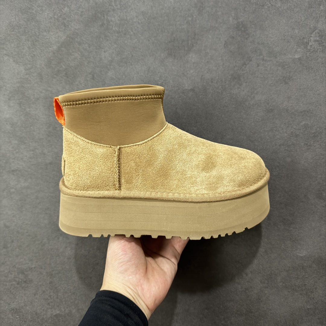 【SP顶级版】UGG ULTRA MINI 秋冬羊毛一体雪地靴 W/1168170 原代工厂隆丰A级真羊毛皮一体完全遵循正平正品,精选A级羊皮毛一体材质,内里毛绒如云朵般包裹双脚,白带恒温属性一寒锁温抗冻,股季透气排湿,让双脚时刻处于干爽舒适的状态,轻量化设计搭配柔韧鞋底,每一步都似踩在软垫上,再加上贴合足型的弧度与足跟支撑,无论是居家休憩,外出通勤还是日常跑腿,全天行走也无负担。 从经典高筒靴到简约拖鞋,从基础中性色到潮流设计,既能与牛仔裤、卫衣打造随性日常,也能搭配裙子、男女同款更能轻松适配情侣穿搭。 优质羊皮毛天生耐磨损,搭配扎实工艺与防水科技加持,能抵御日常磨损与雨雪侵袭。一双穿数年仍能保持柔软质感💪🏻 尺码:39-45-选品中心