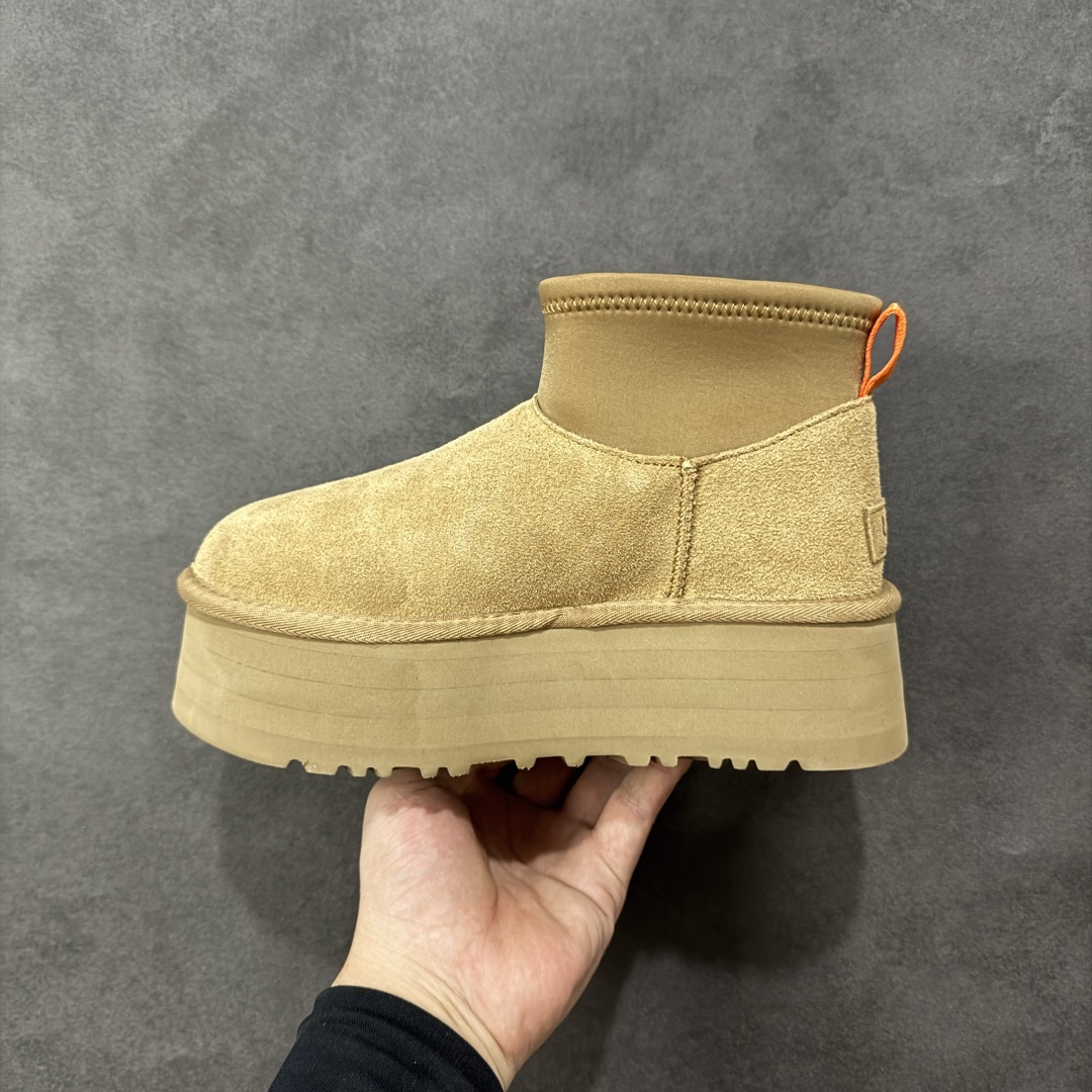 图片[2]-【SP顶级版】UGG ULTRA MINI 秋冬羊毛一体雪地靴 W/1168170 原代工厂隆丰A级真羊毛皮一体完全遵循正平正品，精选A级羊皮毛一体材质，内里毛绒如云朵般包裹双脚，白带恒温属性一寒锁温抗冻，股季透气排湿，让双脚时刻处于干爽舒适的状态，轻量化设计搭配柔韧鞋底，每一步都似踩在软垫上，再加上贴合足型的弧度与足跟支撑，无论是居家休憩,外出通勤还是日常跑腿，全天行走也无负担。 从经典高筒靴到简约拖鞋，从基础中性色到潮流设计，既能与牛仔裤、卫衣打造随性日常，也能搭配裙子、男女同款更能轻松适配情侣穿搭。 优质羊皮毛天生耐磨损，搭配扎实工艺与防水科技加持，能抵御日常磨损与雨雪侵袭。一双穿数年仍能保持柔软质感💪🏻 尺码：39-45-选品中心