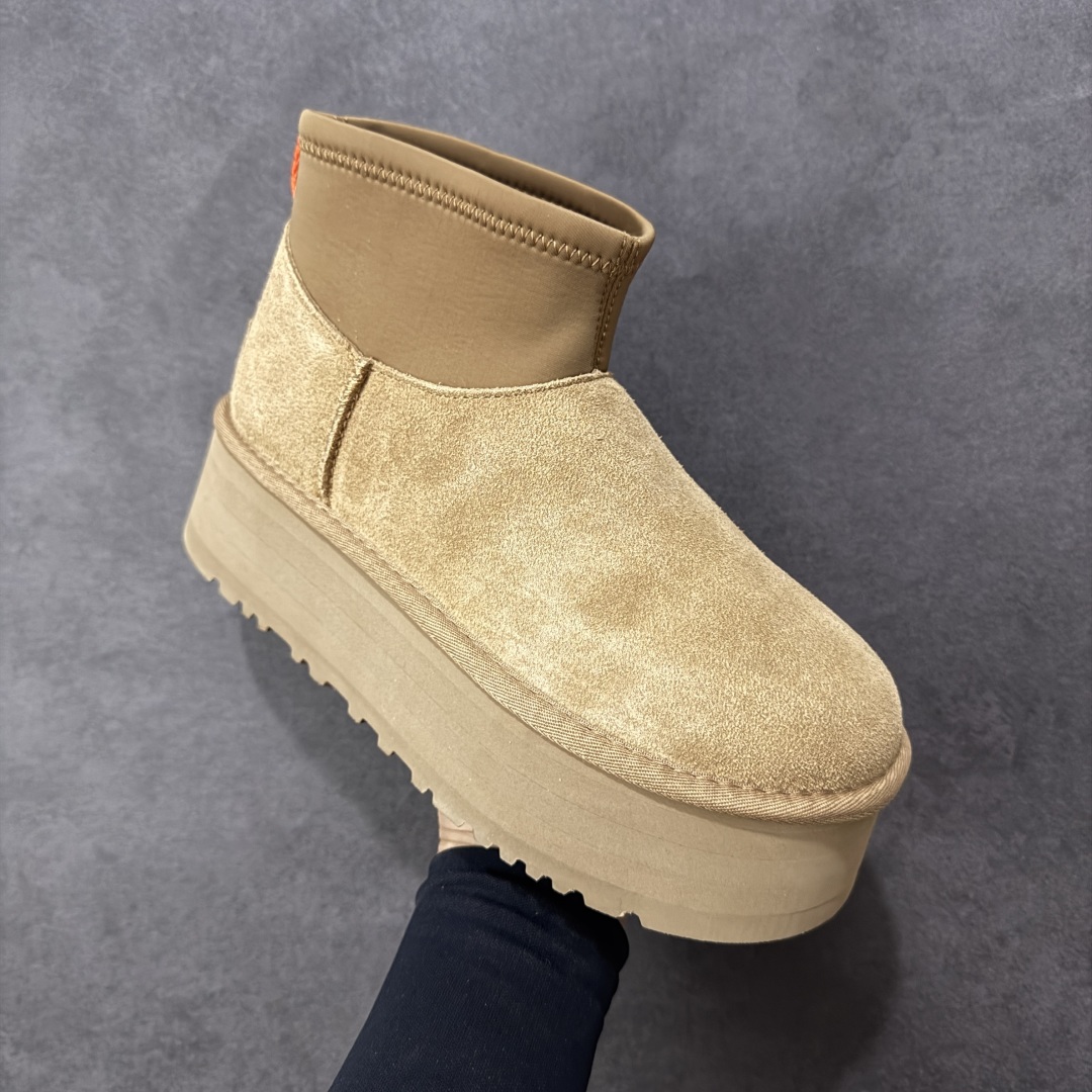 图片[3]-【SP顶级版】UGG ULTRA MINI 秋冬羊毛一体雪地靴 W/1168170 原代工厂隆丰A级真羊毛皮一体完全遵循正平正品，精选A级羊皮毛一体材质，内里毛绒如云朵般包裹双脚，白带恒温属性一寒锁温抗冻，股季透气排湿，让双脚时刻处于干爽舒适的状态，轻量化设计搭配柔韧鞋底，每一步都似踩在软垫上，再加上贴合足型的弧度与足跟支撑，无论是居家休憩,外出通勤还是日常跑腿，全天行走也无负担。 从经典高筒靴到简约拖鞋，从基础中性色到潮流设计，既能与牛仔裤、卫衣打造随性日常，也能搭配裙子、男女同款更能轻松适配情侣穿搭。 优质羊皮毛天生耐磨损，搭配扎实工艺与防水科技加持，能抵御日常磨损与雨雪侵袭。一双穿数年仍能保持柔软质感💪🏻 尺码：39-45-选品中心