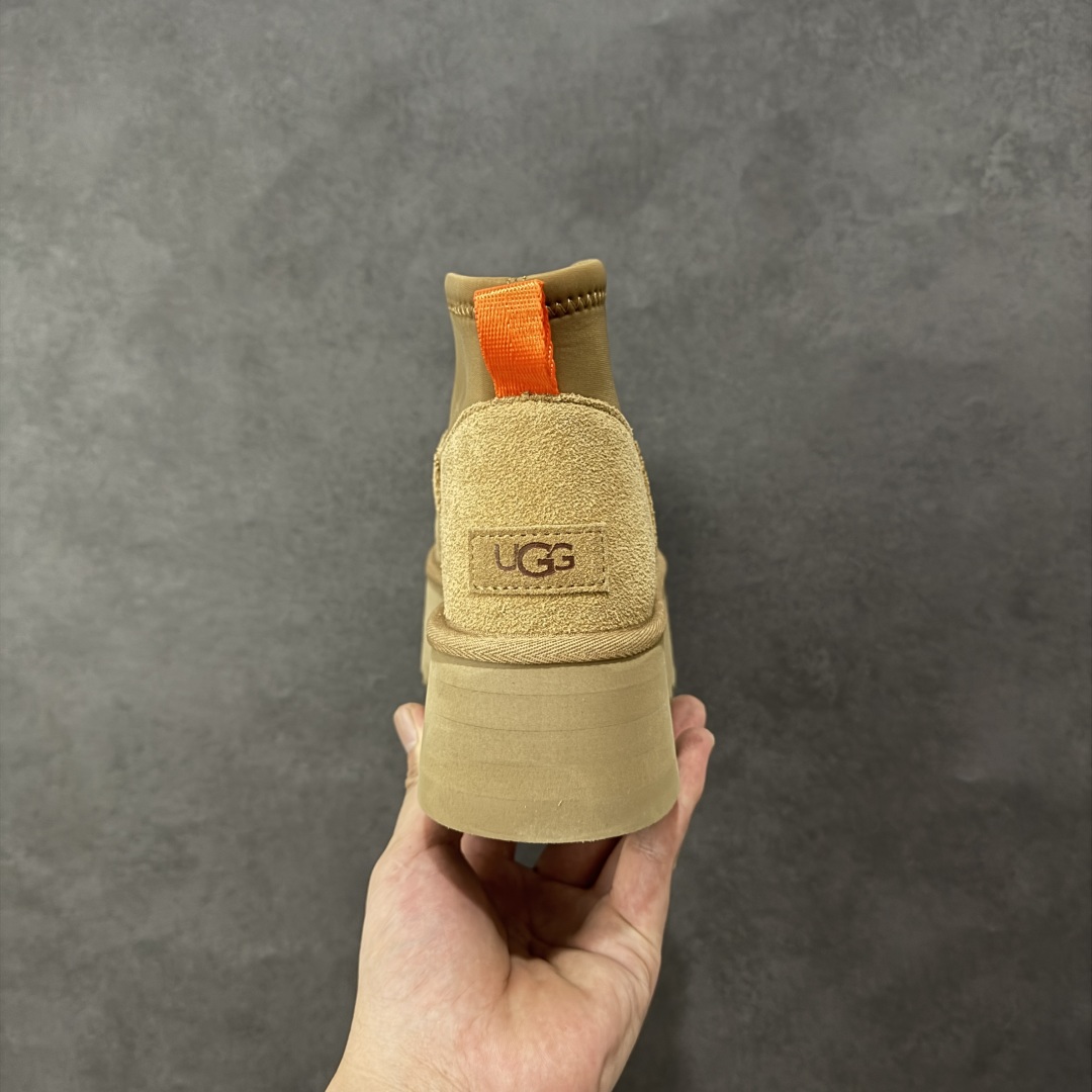 图片[4]-【SP顶级版】UGG ULTRA MINI 秋冬羊毛一体雪地靴 W/1168170 原代工厂隆丰A级真羊毛皮一体完全遵循正平正品，精选A级羊皮毛一体材质，内里毛绒如云朵般包裹双脚，白带恒温属性一寒锁温抗冻，股季透气排湿，让双脚时刻处于干爽舒适的状态，轻量化设计搭配柔韧鞋底，每一步都似踩在软垫上，再加上贴合足型的弧度与足跟支撑，无论是居家休憩,外出通勤还是日常跑腿，全天行走也无负担。 从经典高筒靴到简约拖鞋，从基础中性色到潮流设计，既能与牛仔裤、卫衣打造随性日常，也能搭配裙子、男女同款更能轻松适配情侣穿搭。 优质羊皮毛天生耐磨损，搭配扎实工艺与防水科技加持，能抵御日常磨损与雨雪侵袭。一双穿数年仍能保持柔软质感💪🏻 尺码：39-45-选品中心