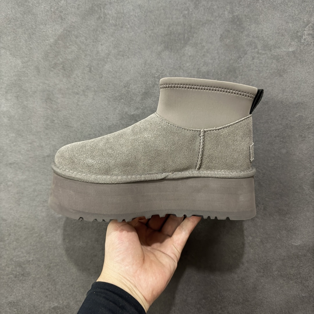 图片[2]-【SP顶级版】UGG ULTRA MINI 秋冬羊毛一体雪地靴 W/1168170 原代工厂隆丰A级真羊毛皮一体完全遵循正平正品，精选A级羊皮毛一体材质，内里毛绒如云朵般包裹双脚，白带恒温属性一寒锁温抗冻，股季透气排湿，让双脚时刻处于干爽舒适的状态，轻量化设计搭配柔韧鞋底，每一步都似踩在软垫上，再加上贴合足型的弧度与足跟支撑，无论是居家休憩,外出通勤还是日常跑腿，全天行走也无负担。 从经典高筒靴到简约拖鞋，从基础中性色到潮流设计，既能与牛仔裤、卫衣打造随性日常，也能搭配裙子、男女同款更能轻松适配情侣穿搭。 优质羊皮毛天生耐磨损，搭配扎实工艺与防水科技加持，能抵御日常磨损与雨雪侵袭。一双穿数年仍能保持柔软质感💪🏻 尺码：39-45-选品中心