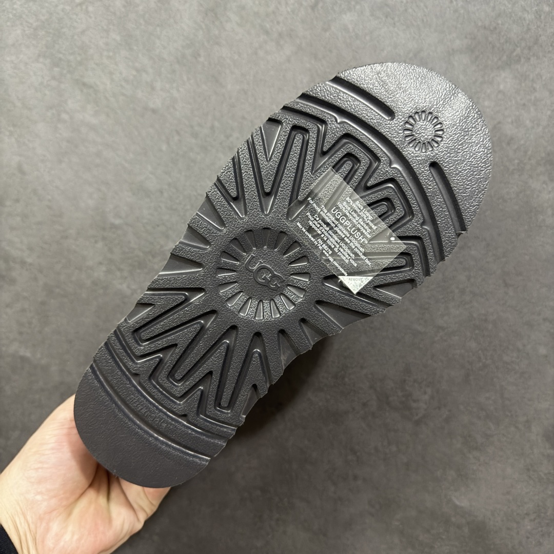 图片[9]-【SP顶级版】UGG ULTRA MINI 秋冬羊毛一体雪地靴 W/1168170 原代工厂隆丰A级真羊毛皮一体完全遵循正平正品，精选A级羊皮毛一体材质，内里毛绒如云朵般包裹双脚，白带恒温属性一寒锁温抗冻，股季透气排湿，让双脚时刻处于干爽舒适的状态，轻量化设计搭配柔韧鞋底，每一步都似踩在软垫上，再加上贴合足型的弧度与足跟支撑，无论是居家休憩,外出通勤还是日常跑腿，全天行走也无负担。 从经典高筒靴到简约拖鞋，从基础中性色到潮流设计，既能与牛仔裤、卫衣打造随性日常，也能搭配裙子、男女同款更能轻松适配情侣穿搭。 优质羊皮毛天生耐磨损，搭配扎实工艺与防水科技加持，能抵御日常磨损与雨雪侵袭。一双穿数年仍能保持柔软质感💪🏻 尺码：39-45-选品中心