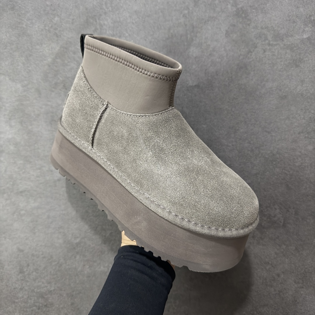 图片[3]-【SP顶级版】UGG ULTRA MINI 秋冬羊毛一体雪地靴 W/1168170 原代工厂隆丰A级真羊毛皮一体完全遵循正平正品，精选A级羊皮毛一体材质，内里毛绒如云朵般包裹双脚，白带恒温属性一寒锁温抗冻，股季透气排湿，让双脚时刻处于干爽舒适的状态，轻量化设计搭配柔韧鞋底，每一步都似踩在软垫上，再加上贴合足型的弧度与足跟支撑，无论是居家休憩,外出通勤还是日常跑腿，全天行走也无负担。 从经典高筒靴到简约拖鞋，从基础中性色到潮流设计，既能与牛仔裤、卫衣打造随性日常，也能搭配裙子、男女同款更能轻松适配情侣穿搭。 优质羊皮毛天生耐磨损，搭配扎实工艺与防水科技加持，能抵御日常磨损与雨雪侵袭。一双穿数年仍能保持柔软质感💪🏻 尺码：39-45-选品中心