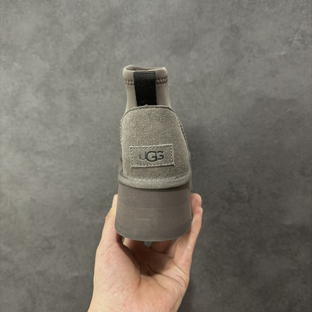 图片[4]-【SP顶级版】UGG ULTRA MINI 秋冬羊毛一体雪地靴 W/1168170 原代工厂隆丰A级真羊毛皮一体完全遵循正平正品，精选A级羊皮毛一体材质，内里毛绒如云朵般包裹双脚，白带恒温属性一寒锁温抗冻，股季透气排湿，让双脚时刻处于干爽舒适的状态，轻量化设计搭配柔韧鞋底，每一步都似踩在软垫上，再加上贴合足型的弧度与足跟支撑，无论是居家休憩,外出通勤还是日常跑腿，全天行走也无负担。 从经典高筒靴到简约拖鞋，从基础中性色到潮流设计，既能与牛仔裤、卫衣打造随性日常，也能搭配裙子、男女同款更能轻松适配情侣穿搭。 优质羊皮毛天生耐磨损，搭配扎实工艺与防水科技加持，能抵御日常磨损与雨雪侵袭。一双穿数年仍能保持柔软质感💪🏻 尺码：39-45-选品中心