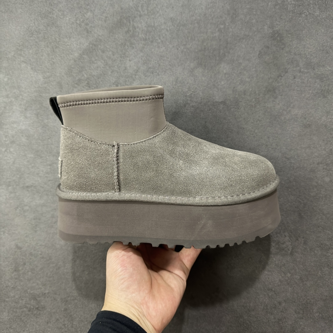 【SP顶级版】UGG ULTRA MINI 秋冬羊毛一体雪地靴 W/1168170 原代工厂隆丰A级真羊毛皮一体完全遵循正平正品,精选A级羊皮毛一体材质,内里毛绒如云朵般包裹双脚,白带恒温属性一寒锁温抗冻,股季透气排湿,让双脚时刻处于干爽舒适的状态,轻量化设计搭配柔韧鞋底,每一步都似踩在软垫上,再加上贴合足型的弧度与足跟支撑,无论是居家休憩,外出通勤还是日常跑腿,全天行走也无负担。 从经典高筒靴到简约拖鞋,从基础中性色到潮流设计,既能与牛仔裤、卫衣打造随性日常,也能搭配裙子、男女同款更能轻松适配情侣穿搭。 优质羊皮毛天生耐磨损,搭配扎实工艺与防水科技加持,能抵御日常磨损与雨雪侵袭。一双穿数年仍能保持柔软质感💪🏻 尺码:39-45-选品中心