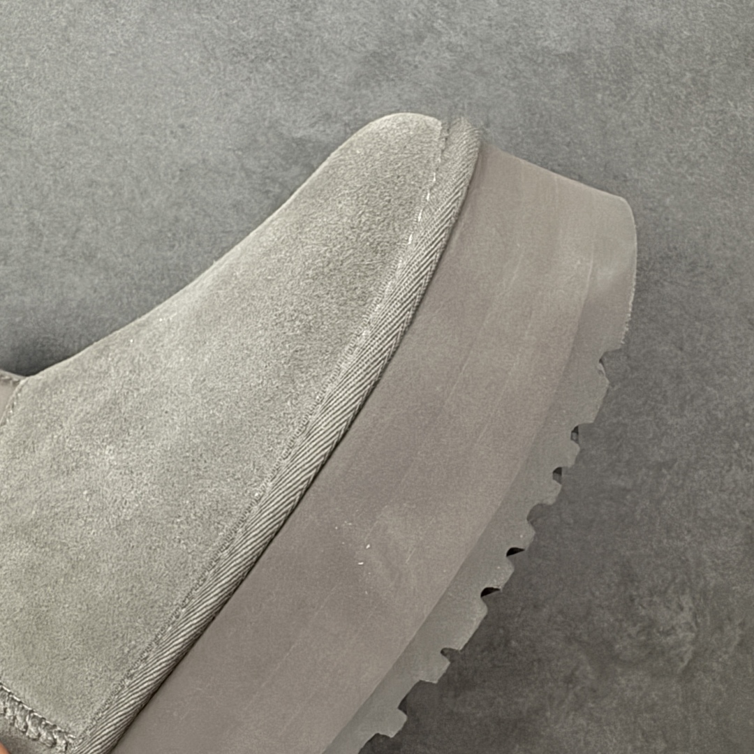 图片[5]-【SP顶级版】UGG ULTRA MINI 秋冬羊毛一体雪地靴 W/1168170 原代工厂隆丰A级真羊毛皮一体完全遵循正平正品，精选A级羊皮毛一体材质，内里毛绒如云朵般包裹双脚，白带恒温属性一寒锁温抗冻，股季透气排湿，让双脚时刻处于干爽舒适的状态，轻量化设计搭配柔韧鞋底，每一步都似踩在软垫上，再加上贴合足型的弧度与足跟支撑，无论是居家休憩,外出通勤还是日常跑腿，全天行走也无负担。 从经典高筒靴到简约拖鞋，从基础中性色到潮流设计，既能与牛仔裤、卫衣打造随性日常，也能搭配裙子、男女同款更能轻松适配情侣穿搭。 优质羊皮毛天生耐磨损，搭配扎实工艺与防水科技加持，能抵御日常磨损与雨雪侵袭。一双穿数年仍能保持柔软质感💪🏻 尺码：39-45-选品中心