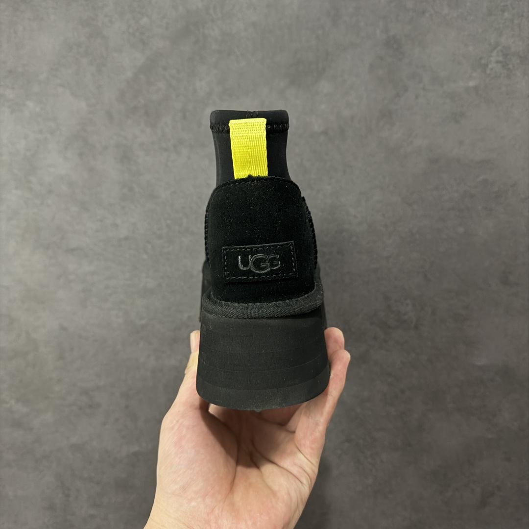 图片[4]-【SP顶级版】UGG ULTRA MINI 秋冬羊毛一体雪地靴 W/1168170 原代工厂隆丰A级真羊毛皮一体完全遵循正平正品，精选A级羊皮毛一体材质，内里毛绒如云朵般包裹双脚，白带恒温属性一寒锁温抗冻，股季透气排湿，让双脚时刻处于干爽舒适的状态，轻量化设计搭配柔韧鞋底，每一步都似踩在软垫上，再加上贴合足型的弧度与足跟支撑，无论是居家休憩,外出通勤还是日常跑腿，全天行走也无负担。 从经典高筒靴到简约拖鞋，从基础中性色到潮流设计，既能与牛仔裤、卫衣打造随性日常，也能搭配裙子、男女同款更能轻松适配情侣穿搭。 优质羊皮毛天生耐磨损，搭配扎实工艺与防水科技加持，能抵御日常磨损与雨雪侵袭。一双穿数年仍能保持柔软质感💪🏻 尺码：39-45-选品中心