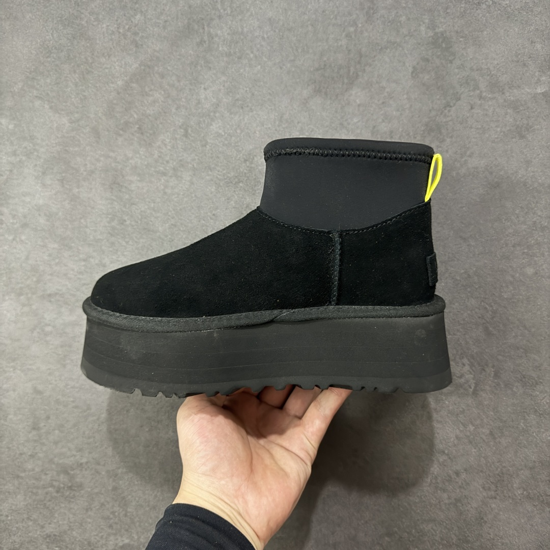 图片[2]-【SP顶级版】UGG ULTRA MINI 秋冬羊毛一体雪地靴 W/1168170 原代工厂隆丰A级真羊毛皮一体完全遵循正平正品，精选A级羊皮毛一体材质，内里毛绒如云朵般包裹双脚，白带恒温属性一寒锁温抗冻，股季透气排湿，让双脚时刻处于干爽舒适的状态，轻量化设计搭配柔韧鞋底，每一步都似踩在软垫上，再加上贴合足型的弧度与足跟支撑，无论是居家休憩,外出通勤还是日常跑腿，全天行走也无负担。 从经典高筒靴到简约拖鞋，从基础中性色到潮流设计，既能与牛仔裤、卫衣打造随性日常，也能搭配裙子、男女同款更能轻松适配情侣穿搭。 优质羊皮毛天生耐磨损，搭配扎实工艺与防水科技加持，能抵御日常磨损与雨雪侵袭。一双穿数年仍能保持柔软质感💪🏻 尺码：39-45-选品中心