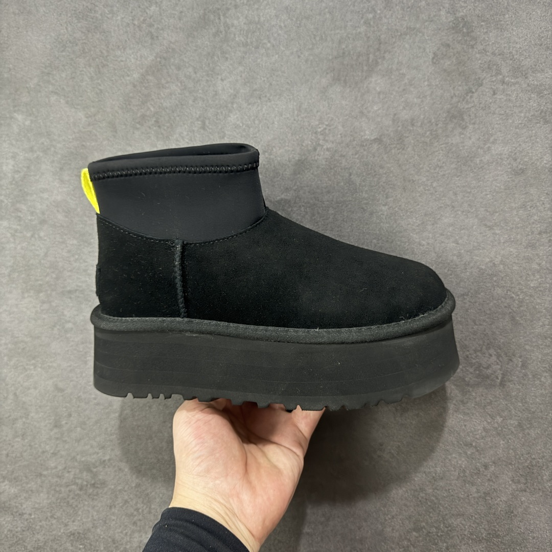 【SP顶级版】UGG ULTRA MINI 秋冬羊毛一体雪地靴 W/1168170 原代工厂隆丰A级真羊毛皮一体完全遵循正平正品,精选A级羊皮毛一体材质,内里毛绒如云朵般包裹双脚,白带恒温属性一寒锁温抗冻,股季透气排湿,让双脚时刻处于干爽舒适的状态,轻量化设计搭配柔韧鞋底,每一步都似踩在软垫上,再加上贴合足型的弧度与足跟支撑,无论是居家休憩,外出通勤还是日常跑腿,全天行走也无负担。 从经典高筒靴到简约拖鞋,从基础中性色到潮流设计,既能与牛仔裤、卫衣打造随性日常,也能搭配裙子、男女同款更能轻松适配情侣穿搭。 优质羊皮毛天生耐磨损,搭配扎实工艺与防水科技加持,能抵御日常磨损与雨雪侵袭。一双穿数年仍能保持柔软质感💪🏻 尺码:39-45-选品中心