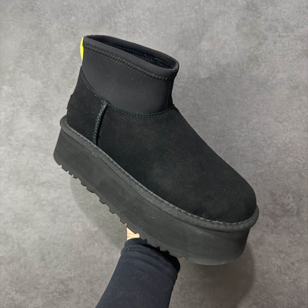 图片[3]-【SP顶级版】UGG ULTRA MINI 秋冬羊毛一体雪地靴 W/1168170 原代工厂隆丰A级真羊毛皮一体完全遵循正平正品，精选A级羊皮毛一体材质，内里毛绒如云朵般包裹双脚，白带恒温属性一寒锁温抗冻，股季透气排湿，让双脚时刻处于干爽舒适的状态，轻量化设计搭配柔韧鞋底，每一步都似踩在软垫上，再加上贴合足型的弧度与足跟支撑，无论是居家休憩,外出通勤还是日常跑腿，全天行走也无负担。 从经典高筒靴到简约拖鞋，从基础中性色到潮流设计，既能与牛仔裤、卫衣打造随性日常，也能搭配裙子、男女同款更能轻松适配情侣穿搭。 优质羊皮毛天生耐磨损，搭配扎实工艺与防水科技加持，能抵御日常磨损与雨雪侵袭。一双穿数年仍能保持柔软质感💪🏻 尺码：39-45-选品中心