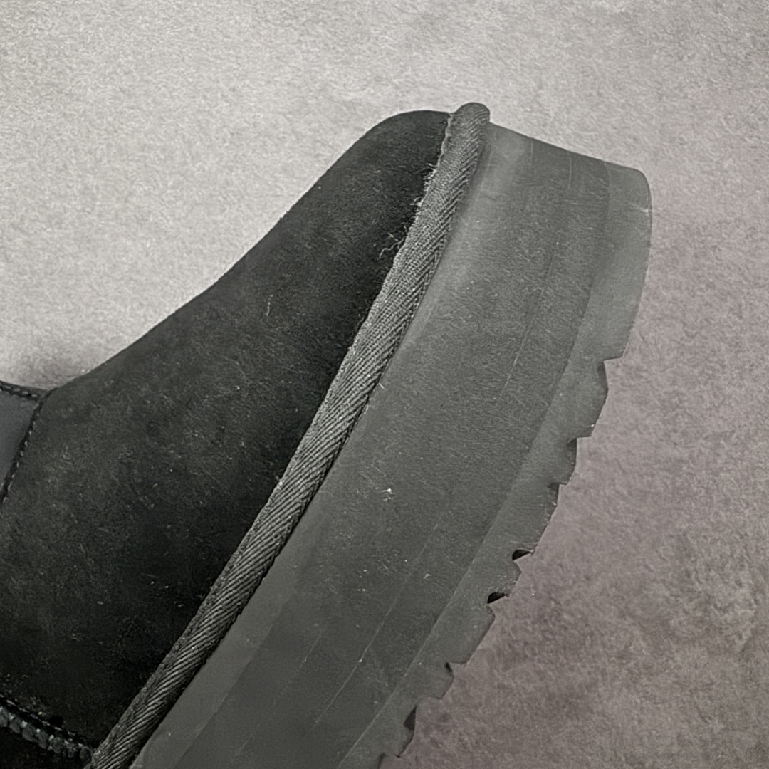 图片[5]-【SP顶级版】UGG ULTRA MINI 秋冬羊毛一体雪地靴 W/1168170 原代工厂隆丰A级真羊毛皮一体完全遵循正平正品，精选A级羊皮毛一体材质，内里毛绒如云朵般包裹双脚，白带恒温属性一寒锁温抗冻，股季透气排湿，让双脚时刻处于干爽舒适的状态，轻量化设计搭配柔韧鞋底，每一步都似踩在软垫上，再加上贴合足型的弧度与足跟支撑，无论是居家休憩,外出通勤还是日常跑腿，全天行走也无负担。 从经典高筒靴到简约拖鞋，从基础中性色到潮流设计，既能与牛仔裤、卫衣打造随性日常，也能搭配裙子、男女同款更能轻松适配情侣穿搭。 优质羊皮毛天生耐磨损，搭配扎实工艺与防水科技加持，能抵御日常磨损与雨雪侵袭。一双穿数年仍能保持柔软质感💪🏻 尺码：39-45-选品中心