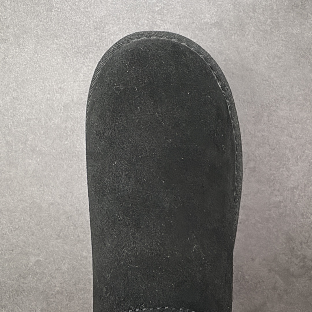 图片[8]-【SP顶级版】UGG ULTRA MINI 秋冬羊毛一体雪地靴 W/1168170 原代工厂隆丰A级真羊毛皮一体完全遵循正平正品，精选A级羊皮毛一体材质，内里毛绒如云朵般包裹双脚，白带恒温属性一寒锁温抗冻，股季透气排湿，让双脚时刻处于干爽舒适的状态，轻量化设计搭配柔韧鞋底，每一步都似踩在软垫上，再加上贴合足型的弧度与足跟支撑，无论是居家休憩,外出通勤还是日常跑腿，全天行走也无负担。 从经典高筒靴到简约拖鞋，从基础中性色到潮流设计，既能与牛仔裤、卫衣打造随性日常，也能搭配裙子、男女同款更能轻松适配情侣穿搭。 优质羊皮毛天生耐磨损，搭配扎实工艺与防水科技加持，能抵御日常磨损与雨雪侵袭。一双穿数年仍能保持柔软质感💪🏻 尺码：39-45-选品中心