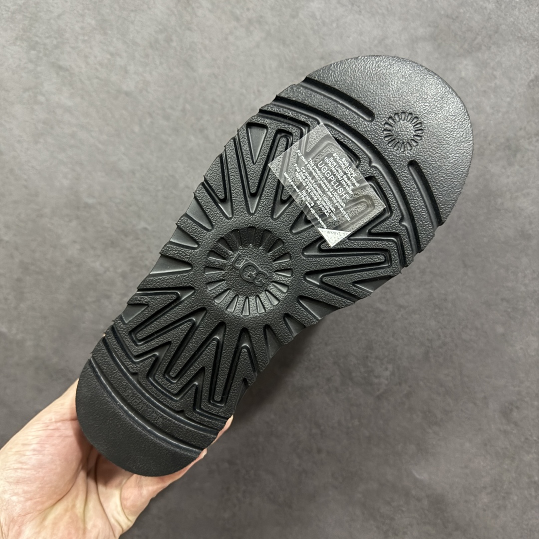 图片[9]-【SP顶级版】UGG ULTRA MINI 秋冬羊毛一体雪地靴 W/1168170 原代工厂隆丰A级真羊毛皮一体完全遵循正平正品，精选A级羊皮毛一体材质，内里毛绒如云朵般包裹双脚，白带恒温属性一寒锁温抗冻，股季透气排湿，让双脚时刻处于干爽舒适的状态，轻量化设计搭配柔韧鞋底，每一步都似踩在软垫上，再加上贴合足型的弧度与足跟支撑，无论是居家休憩,外出通勤还是日常跑腿，全天行走也无负担。 从经典高筒靴到简约拖鞋，从基础中性色到潮流设计，既能与牛仔裤、卫衣打造随性日常，也能搭配裙子、男女同款更能轻松适配情侣穿搭。 优质羊皮毛天生耐磨损，搭配扎实工艺与防水科技加持，能抵御日常磨损与雨雪侵袭。一双穿数年仍能保持柔软质感💪🏻 尺码：39-45-选品中心