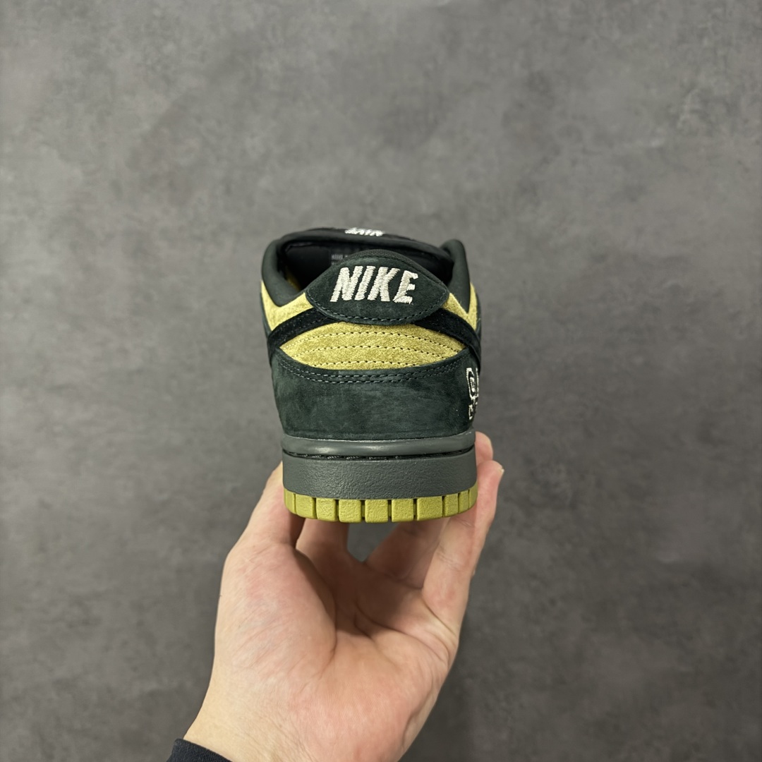 图片[4]-【YC纯原】Supreme x Nike Dunk SB Low Pro OG Sup x 耐克 SB 低帮 联名黄黑 鞋身整体以黄色作为主色调，搭配黑色框架覆盖层，使鞋款十分百搭，鞋舌绣标上以Nike Swoosh Logo呈现，鞋身两侧的Swoosh Logo采用黑色点缀，后跟饰片采辅以黑色麂皮妆点，鞋舌是网眼布材料，增强了透气性，整体十分百搭；后跟Nike字样以白色刺绣妆点，后跟雕刻Supreme创办年份94数字，而\”Nike SB x Supreme\”吊牌，更是为整体造型增添了一抹标志性的独特风采，中底以及鞋垫内侧带有Supreme字样，彰显联名身份；最后以黑色中底搭配黄色橡胶外底完善整体设计收尾。 货号：HQ8487-300 尺码：40～46B 编码：HXSB270280-选品中心