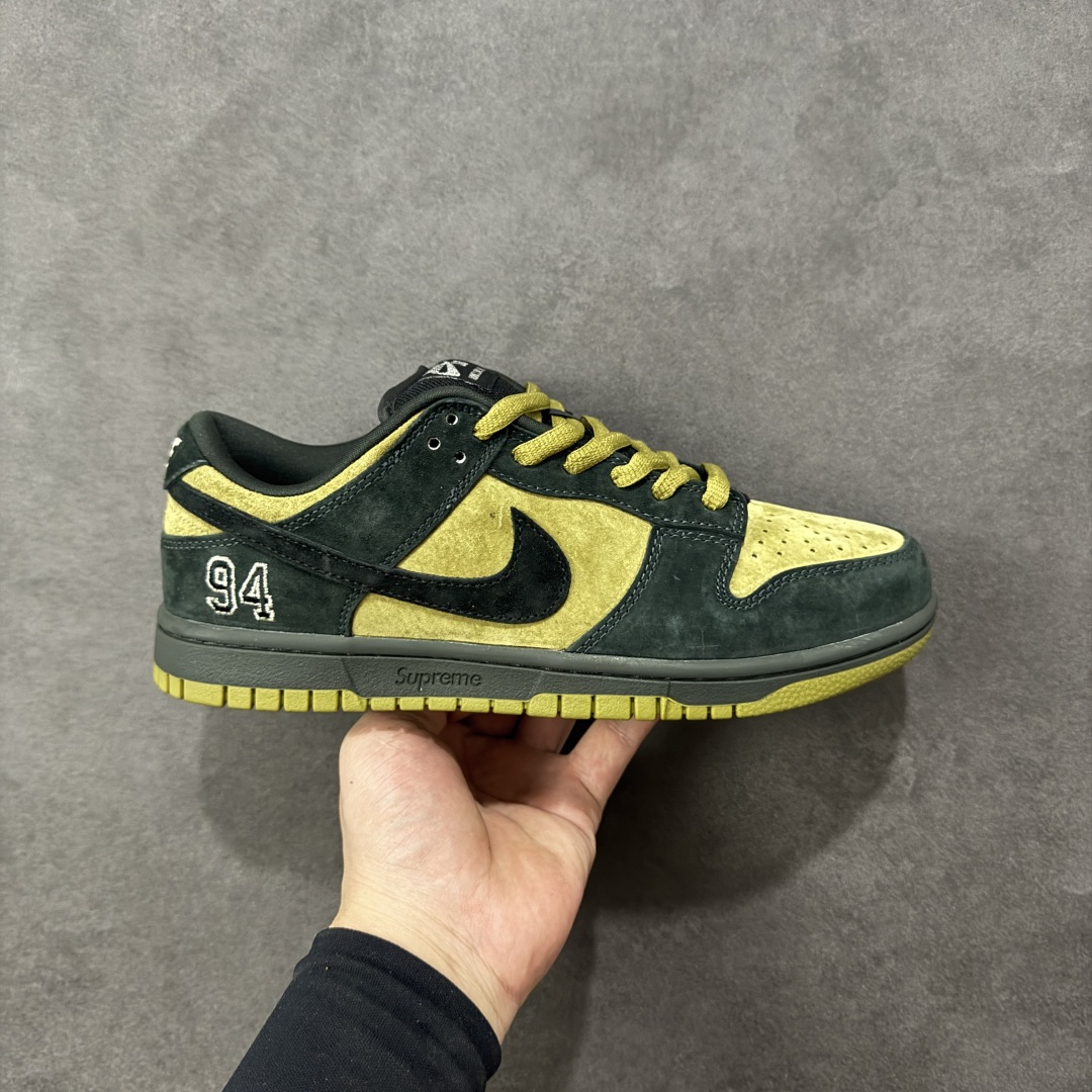 【YC纯原】Supreme x Nike Dunk SB Low Pro OG Sup x 耐克 SB 低帮 联名黄黑 鞋身整体以黄色作为主色调,搭配黑色框架覆盖层,使鞋款十分百搭,鞋舌绣标上以Nike Swoosh Logo呈现,鞋身两侧的Swoosh Logo采用黑色点缀,后跟饰片采辅以黑色麂皮妆点,鞋舌是网眼布材料,增强了透气性,整体十分百搭;后跟Nike字样以白色刺绣妆点,后跟雕刻Supreme创办年份94数字,而\