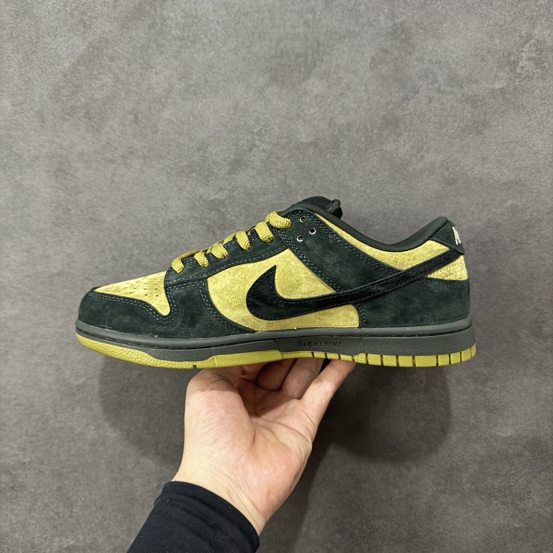 图片[2]-【YC纯原】Supreme x Nike Dunk SB Low Pro OG Sup x 耐克 SB 低帮 联名黄黑 鞋身整体以黄色作为主色调，搭配黑色框架覆盖层，使鞋款十分百搭，鞋舌绣标上以Nike Swoosh Logo呈现，鞋身两侧的Swoosh Logo采用黑色点缀，后跟饰片采辅以黑色麂皮妆点，鞋舌是网眼布材料，增强了透气性，整体十分百搭；后跟Nike字样以白色刺绣妆点，后跟雕刻Supreme创办年份94数字，而\”Nike SB x Supreme\”吊牌，更是为整体造型增添了一抹标志性的独特风采，中底以及鞋垫内侧带有Supreme字样，彰显联名身份；最后以黑色中底搭配黄色橡胶外底完善整体设计收尾。 货号：HQ8487-300 尺码：40～46B 编码：HXSB270280-选品中心