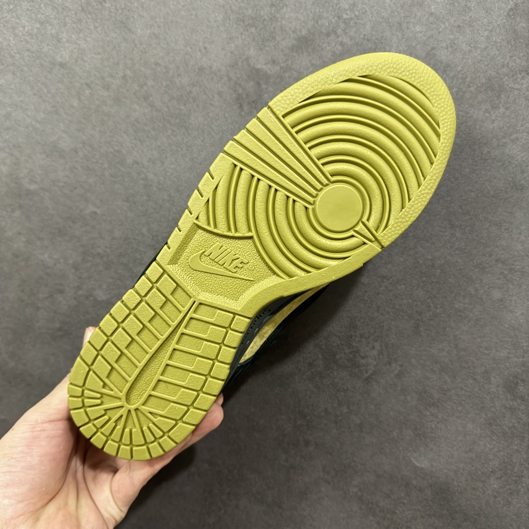 图片[9]-【YC纯原】Supreme x Nike Dunk SB Low Pro OG Sup x 耐克 SB 低帮 联名黄黑 鞋身整体以黄色作为主色调，搭配黑色框架覆盖层，使鞋款十分百搭，鞋舌绣标上以Nike Swoosh Logo呈现，鞋身两侧的Swoosh Logo采用黑色点缀，后跟饰片采辅以黑色麂皮妆点，鞋舌是网眼布材料，增强了透气性，整体十分百搭；后跟Nike字样以白色刺绣妆点，后跟雕刻Supreme创办年份94数字，而\”Nike SB x Supreme\”吊牌，更是为整体造型增添了一抹标志性的独特风采，中底以及鞋垫内侧带有Supreme字样，彰显联名身份；最后以黑色中底搭配黄色橡胶外底完善整体设计收尾。 货号：HQ8487-300 尺码：40～46B 编码：HXSB270280-选品中心