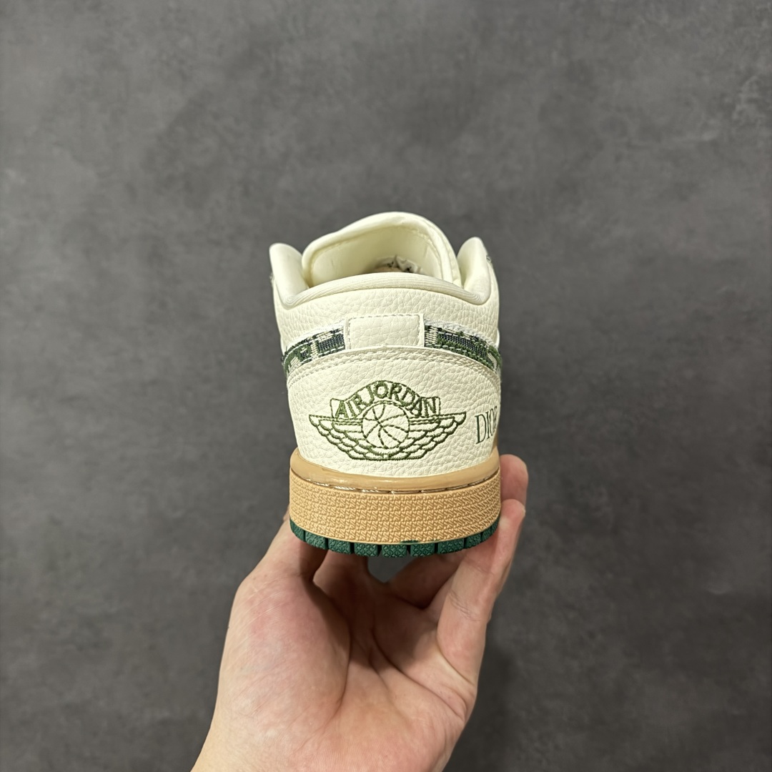 图片[4]-【定制版】Nike Air Jordan 1 Low x DIOR 联名 高端定制休闲板鞋 头层皮打造 原鞋原档案开发 原厂皮料 原档冲孔鞋头 正确满胶鞋垫 四线拉帮 原厂织唛标 鞋舌高弹海绵填充 货号：LR8888-013 尺码：36 36.5 37.5 38 38.5 39 40 40.5 41 42 42.5 43 44 45 尺码：36～45B 编码：HXSB330340-选品中心