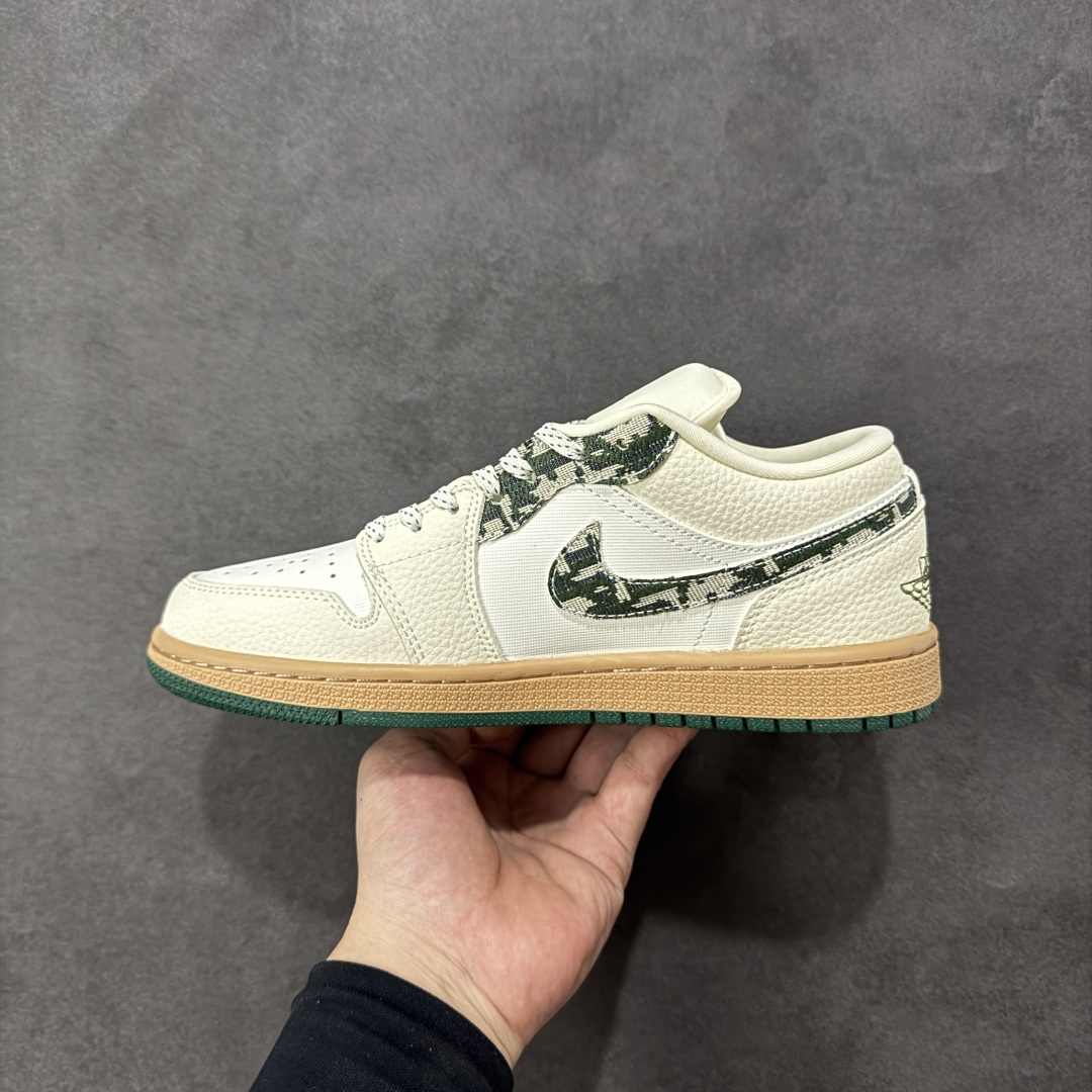 图片[2]-【定制版】Nike Air Jordan 1 Low x DIOR 联名 高端定制休闲板鞋 头层皮打造 原鞋原档案开发 原厂皮料 原档冲孔鞋头 正确满胶鞋垫 四线拉帮 原厂织唛标 鞋舌高弹海绵填充 货号：LR8888-013 尺码：36 36.5 37.5 38 38.5 39 40 40.5 41 42 42.5 43 44 45 尺码：36～45B 编码：HXSB330340-选品中心