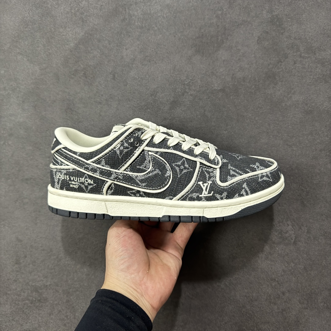 【定制版】Nike SB Dunk Low LV联名 白深蓝牛仔 高端定制 低帮休闲板鞋 SC0601-470  #定制鞋盒 大厂纯原品质出货 超高清洁度 皮料切割干净无任何毛边 细节完美   尺码:36 36.5 37.5 38 38.5 39 40 40.5 41 42 42.5 43 44 44.5 45 编码:HXSB330340-选品中心