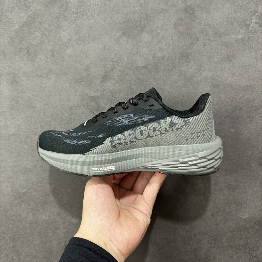 图片[2]-【公司级】Brooks布鲁克斯 Launch 11 跑鞋缓震马拉松氮气慢跑鞋 启速11舒适透气轻量缓震跑步鞋 中底DNA FLASH和前掌DNA FLASH V2缓震系统，双重注氮缓震科技，超轻量超回弹。ROADTACK新型橡胶大底，抓地防滑耐磨。透气工程网眼鞋面设计，舒适包裹双足。 货号：110450-1D-077 尺码：36 36.5 37.5 38 38.5 39 40 40.5 41 42 42.5 43 44 45 编码：LNHB230240-选品中心