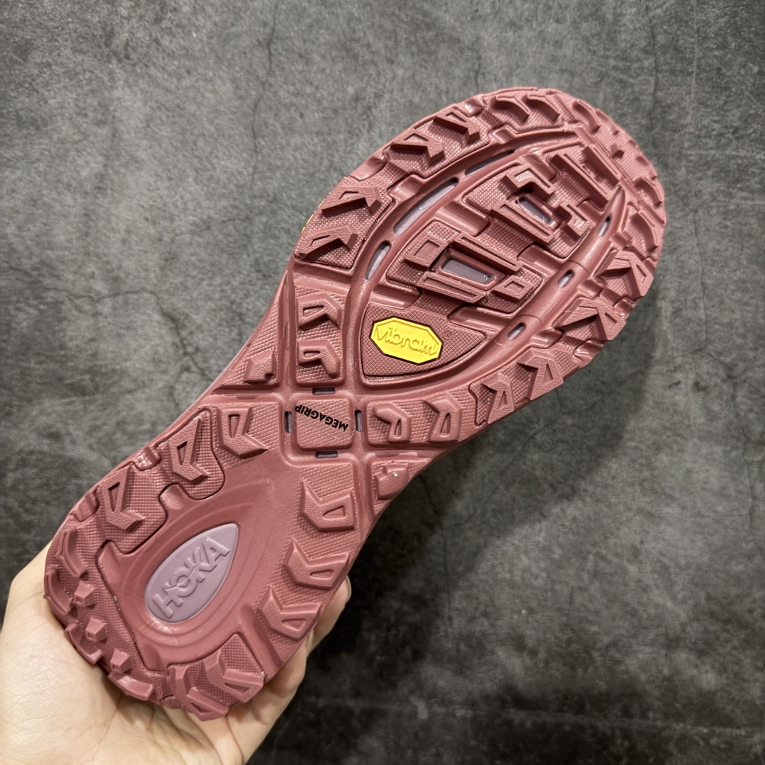 图片[9]-【公司级】HOKA ONE ONE Mafate Speed 2 Low 玛法特2代系列低帮轻量户外越野休闲运动慢跑鞋 HOKA ONE ONE 最近推出了一个胶囊系列 Origin Story 这个系列里的 Mafate Speed 2 可以说让我日思夜想有一阵子了 最近终于拔草 让我来分享一下这双也是上脚赞到爆的越野跑鞋吧 以阿尔卑斯山脉作为主题将亮黄色与蓝色调覆盖在这经典轮廓之上 配色的呈现效果相当亮眼 以至于很多人买这个配色是用来日常搭配的 鞋面采用超轻的无缝架构 轻薄的TPU贴在透气的鞋面材料上 减轻重量同时也保证了支撑性 鞋底则采用滚动平衡技术 引导跑者回归自然步态 祖传的神奇EVA材质中底依旧是一如既往地表现优秀 能提供充足的缓震 作为HOKA家的越野跑鞋 VIBRAM 橡胶大底也是必不可少的 即便在复杂湿滑的地形 依旧能有良好的抓地力及稳定性 鞋带采用了弹性不易松脱的扁宽弹性鞋带 前掌与中掌部分也进行了加宽 也更加适合亚洲人的脚型 是一款十分全面且足够强悍的户外硬核越野鞋 而这双极其亮眼的越野跑鞋恰好又是在江山一百中参赛的UTMB冠军 Ludovic POMMERET 夺冠时穿着的战靴 这就让它变得更加有吸引力了 用来日常搭配的话短裤是基本不挑 长裤我个人推荐阔腿裤 工装裤以及各种长筒牛仔裤都可以 尺码：36 36.5 37.5 38 38.5 39 40 40.5 41 42 42.5 43 44 44.5 45-选品中心