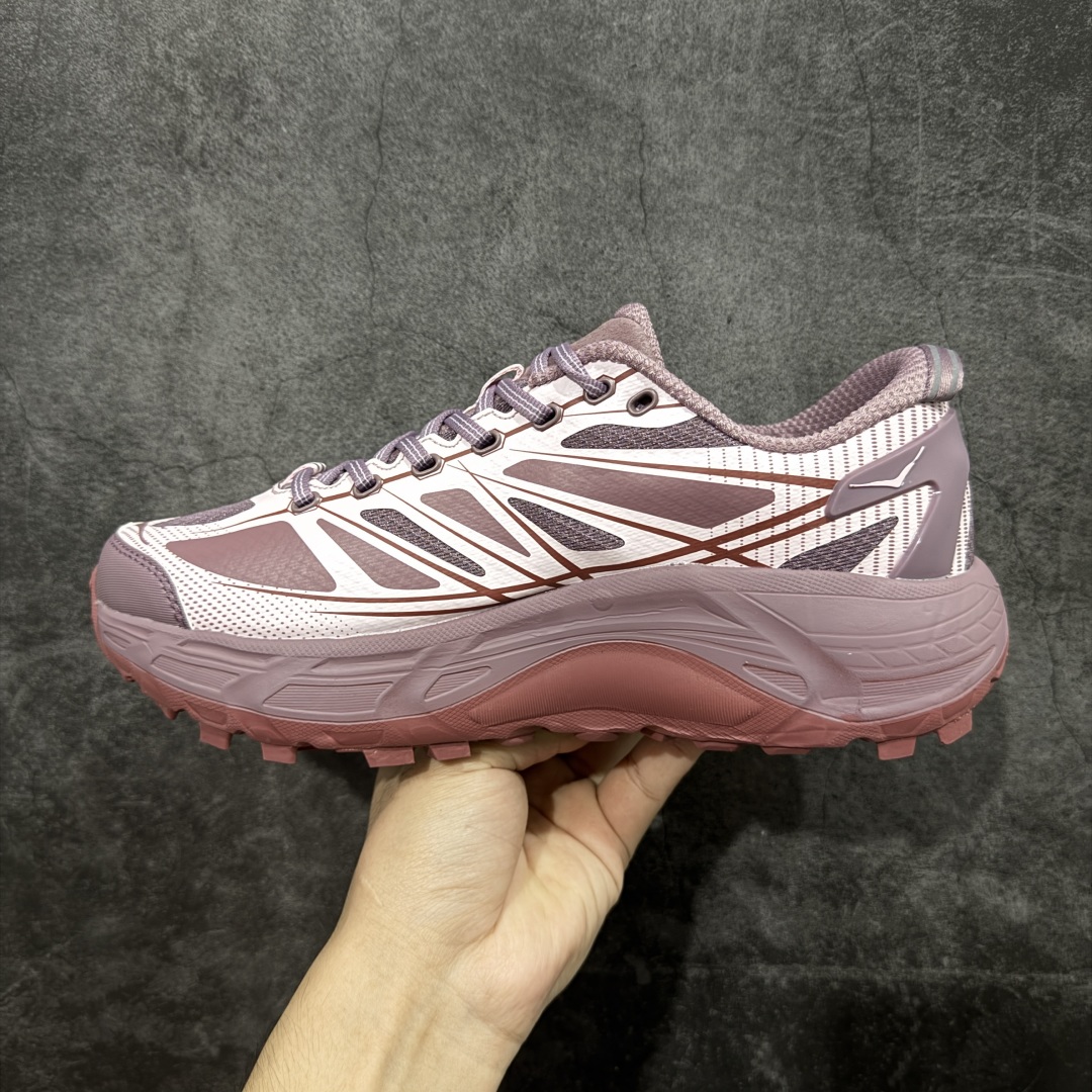 图片[2]-【公司级】HOKA ONE ONE Mafate Speed 2 Low 玛法特2代系列低帮轻量户外越野休闲运动慢跑鞋 HOKA ONE ONE 最近推出了一个胶囊系列 Origin Story 这个系列里的 Mafate Speed 2 可以说让我日思夜想有一阵子了 最近终于拔草 让我来分享一下这双也是上脚赞到爆的越野跑鞋吧 以阿尔卑斯山脉作为主题将亮黄色与蓝色调覆盖在这经典轮廓之上 配色的呈现效果相当亮眼 以至于很多人买这个配色是用来日常搭配的 鞋面采用超轻的无缝架构 轻薄的TPU贴在透气的鞋面材料上 减轻重量同时也保证了支撑性 鞋底则采用滚动平衡技术 引导跑者回归自然步态 祖传的神奇EVA材质中底依旧是一如既往地表现优秀 能提供充足的缓震 作为HOKA家的越野跑鞋 VIBRAM 橡胶大底也是必不可少的 即便在复杂湿滑的地形 依旧能有良好的抓地力及稳定性 鞋带采用了弹性不易松脱的扁宽弹性鞋带 前掌与中掌部分也进行了加宽 也更加适合亚洲人的脚型 是一款十分全面且足够强悍的户外硬核越野鞋 而这双极其亮眼的越野跑鞋恰好又是在江山一百中参赛的UTMB冠军 Ludovic POMMERET 夺冠时穿着的战靴 这就让它变得更加有吸引力了 用来日常搭配的话短裤是基本不挑 长裤我个人推荐阔腿裤 工装裤以及各种长筒牛仔裤都可以 尺码：36 36.5 37.5 38 38.5 39 40 40.5 41 42 42.5 43 44 44.5 45-选品中心