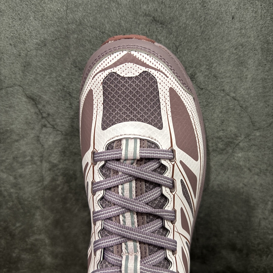 图片[5]-【公司级】HOKA ONE ONE Mafate Speed 2 Low 玛法特2代系列低帮轻量户外越野休闲运动慢跑鞋 HOKA ONE ONE 最近推出了一个胶囊系列 Origin Story 这个系列里的 Mafate Speed 2 可以说让我日思夜想有一阵子了 最近终于拔草 让我来分享一下这双也是上脚赞到爆的越野跑鞋吧 以阿尔卑斯山脉作为主题将亮黄色与蓝色调覆盖在这经典轮廓之上 配色的呈现效果相当亮眼 以至于很多人买这个配色是用来日常搭配的 鞋面采用超轻的无缝架构 轻薄的TPU贴在透气的鞋面材料上 减轻重量同时也保证了支撑性 鞋底则采用滚动平衡技术 引导跑者回归自然步态 祖传的神奇EVA材质中底依旧是一如既往地表现优秀 能提供充足的缓震 作为HOKA家的越野跑鞋 VIBRAM 橡胶大底也是必不可少的 即便在复杂湿滑的地形 依旧能有良好的抓地力及稳定性 鞋带采用了弹性不易松脱的扁宽弹性鞋带 前掌与中掌部分也进行了加宽 也更加适合亚洲人的脚型 是一款十分全面且足够强悍的户外硬核越野鞋 而这双极其亮眼的越野跑鞋恰好又是在江山一百中参赛的UTMB冠军 Ludovic POMMERET 夺冠时穿着的战靴 这就让它变得更加有吸引力了 用来日常搭配的话短裤是基本不挑 长裤我个人推荐阔腿裤 工装裤以及各种长筒牛仔裤都可以 尺码：36 36.5 37.5 38 38.5 39 40 40.5 41 42 42.5 43 44 44.5 45-选品中心