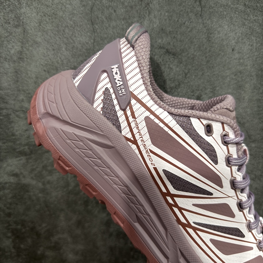 图片[7]-【公司级】HOKA ONE ONE Mafate Speed 2 Low 玛法特2代系列低帮轻量户外越野休闲运动慢跑鞋 HOKA ONE ONE 最近推出了一个胶囊系列 Origin Story 这个系列里的 Mafate Speed 2 可以说让我日思夜想有一阵子了 最近终于拔草 让我来分享一下这双也是上脚赞到爆的越野跑鞋吧 以阿尔卑斯山脉作为主题将亮黄色与蓝色调覆盖在这经典轮廓之上 配色的呈现效果相当亮眼 以至于很多人买这个配色是用来日常搭配的 鞋面采用超轻的无缝架构 轻薄的TPU贴在透气的鞋面材料上 减轻重量同时也保证了支撑性 鞋底则采用滚动平衡技术 引导跑者回归自然步态 祖传的神奇EVA材质中底依旧是一如既往地表现优秀 能提供充足的缓震 作为HOKA家的越野跑鞋 VIBRAM 橡胶大底也是必不可少的 即便在复杂湿滑的地形 依旧能有良好的抓地力及稳定性 鞋带采用了弹性不易松脱的扁宽弹性鞋带 前掌与中掌部分也进行了加宽 也更加适合亚洲人的脚型 是一款十分全面且足够强悍的户外硬核越野鞋 而这双极其亮眼的越野跑鞋恰好又是在江山一百中参赛的UTMB冠军 Ludovic POMMERET 夺冠时穿着的战靴 这就让它变得更加有吸引力了 用来日常搭配的话短裤是基本不挑 长裤我个人推荐阔腿裤 工装裤以及各种长筒牛仔裤都可以 尺码：36 36.5 37.5 38 38.5 39 40 40.5 41 42 42.5 43 44 44.5 45-选品中心